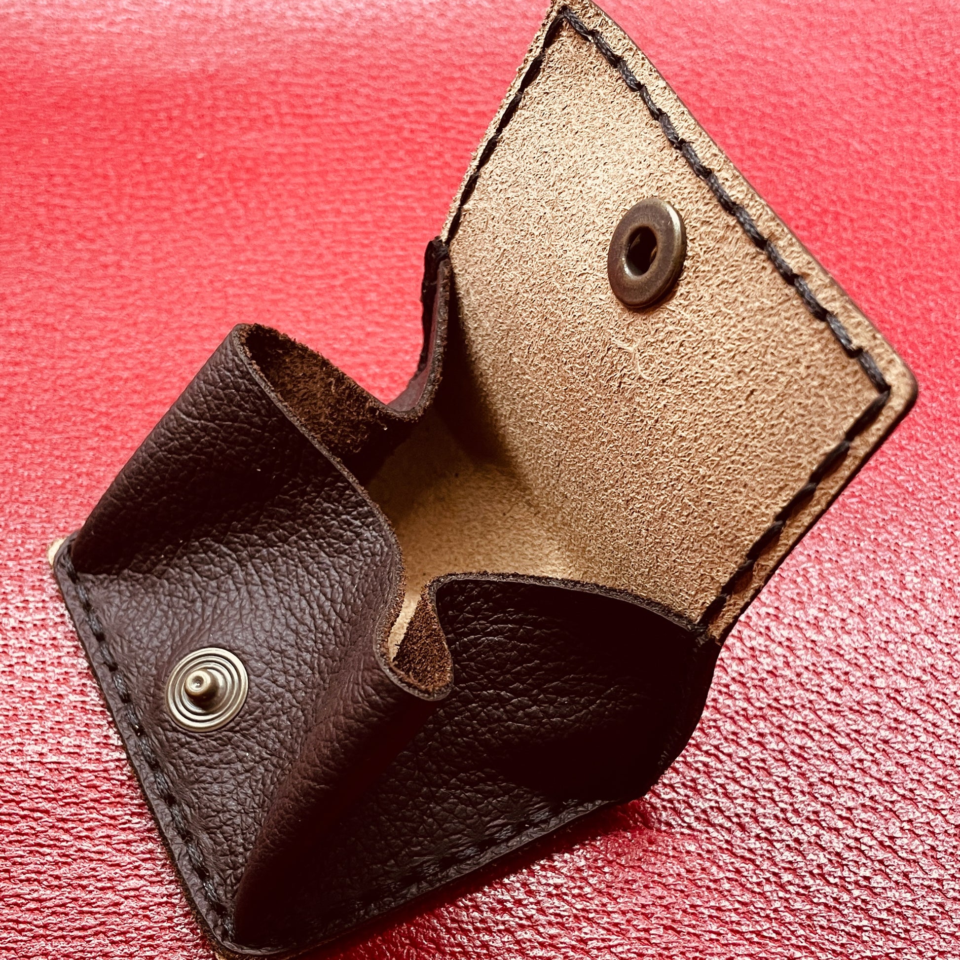 steamvoyage-portamonete in pelle e cuoio con kraken inciso a laser