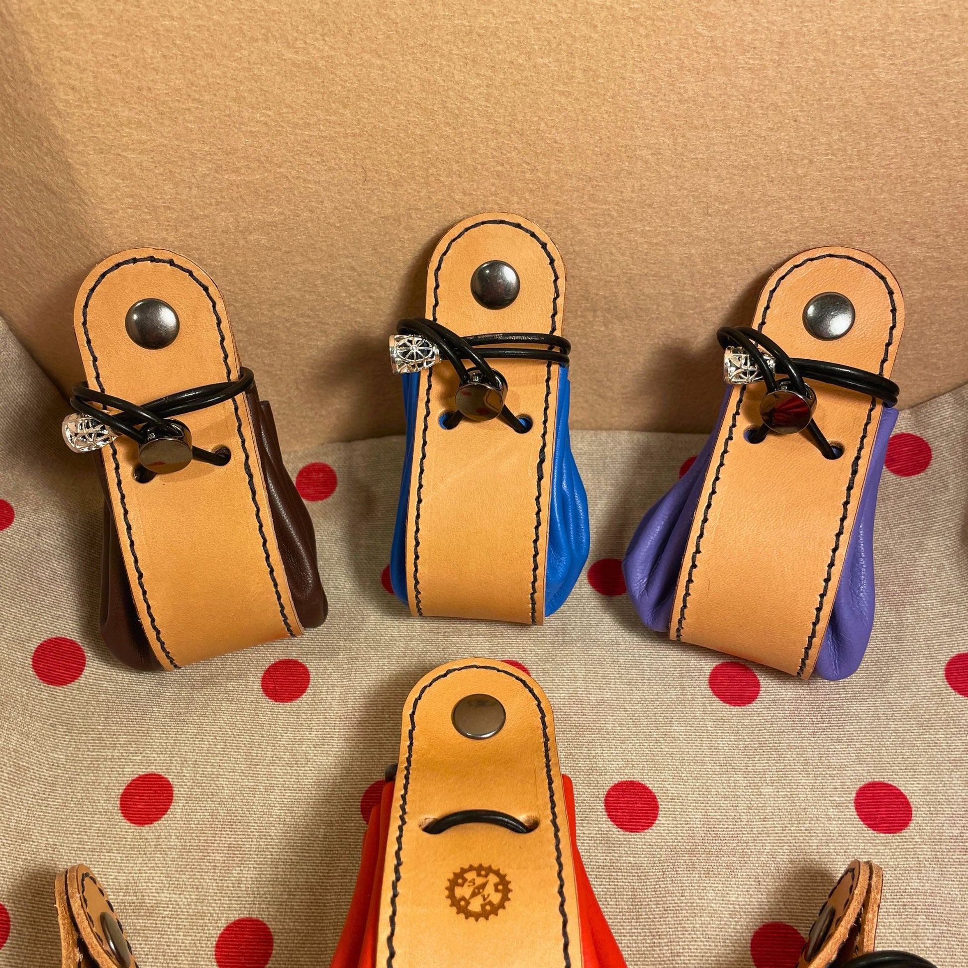 SteamVoyage - sacchetti porta dadi in pelle e cuoio con laccio regolabile e bottone di chiusura per amanti del gioco da tavolo e del gioco di ruolo