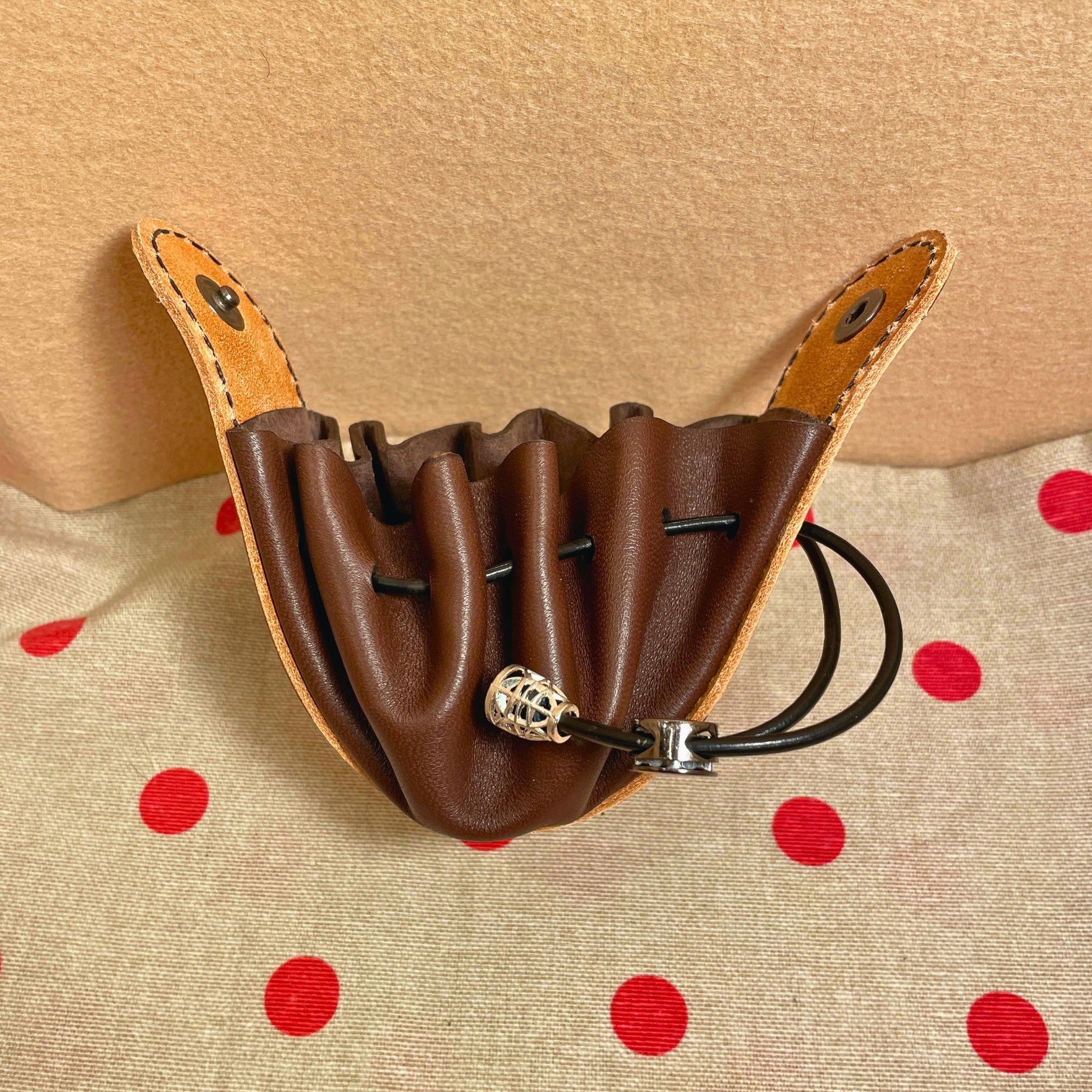 SteamVoyage - sacchetti porta dadi in pelle e cuoio con laccio regolabile e bottone di chiusura per amanti del gioco da tavolo e del gioco di ruolo