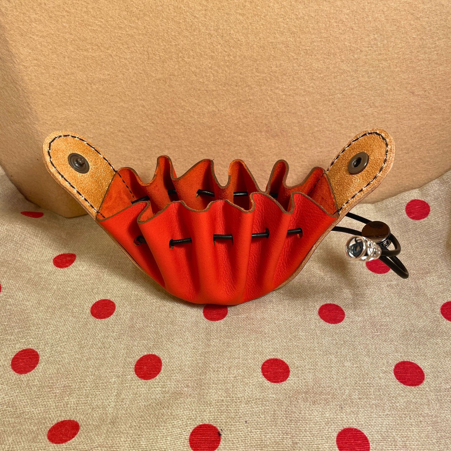 SteamVoyage - sacchetti porta dadi in pelle e cuoio con laccio regolabile e bottone di chiusura per amanti del gioco da tavolo e del gioco di ruolo