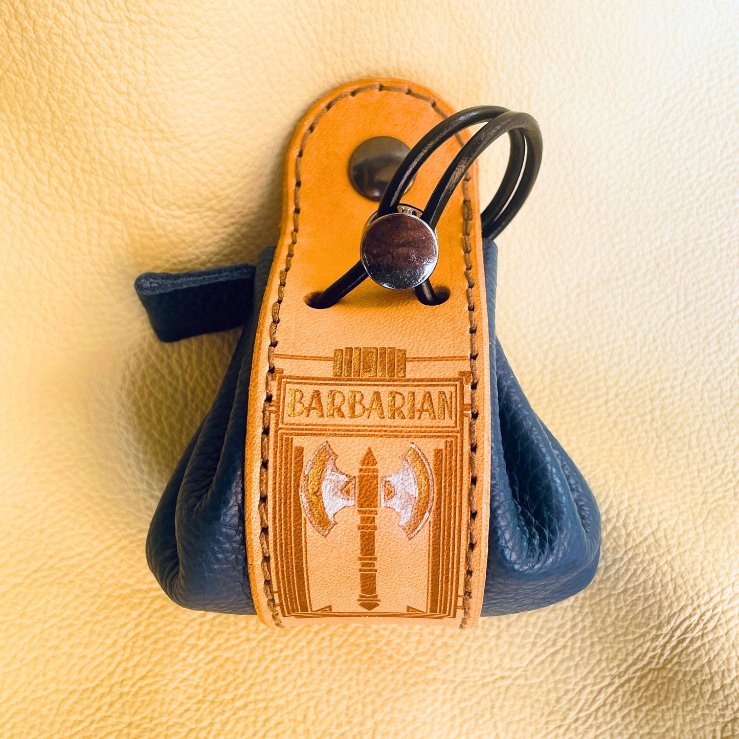 SteamVoyage - sacchetto porta dadi in cuoio e pelle crema, verde, rossa, nera o blu con incisione dipinta a mano di classi base di Dungeons and dragons - barbaro blu