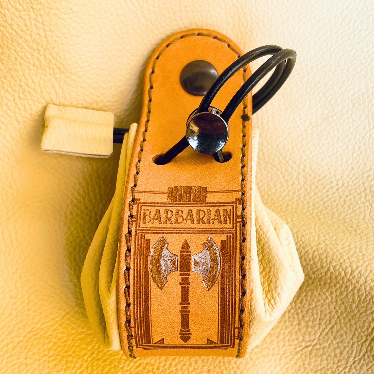 SteamVoyage - sacchetto porta dadi in cuoio e pelle crema, verde, rossa, nera o blu con incisione dipinta a mano di classi base di Dungeons and dragons - barbaro crema