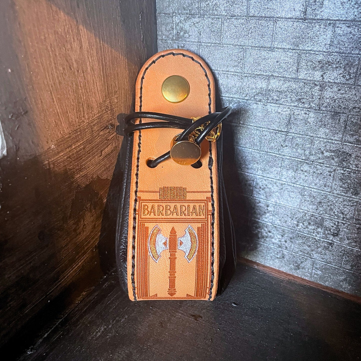 SteamVoyage - sacchetto porta dadi in cuoio e pelle crema, verde, rossa, nera o blu con incisione dipinta a mano di classi base di Dungeons and dragons - barbaro nero