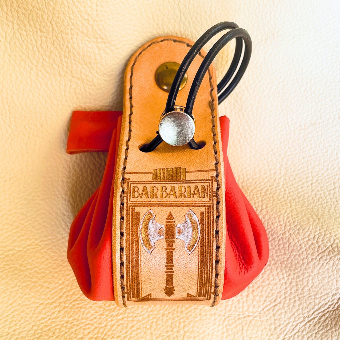 SteamVoyage - sacchetto porta dadi in cuoio e pelle crema, verde, rossa, nera o blu con incisione dipinta a mano di classi base di Dungeons and dragons - barbaro rosso