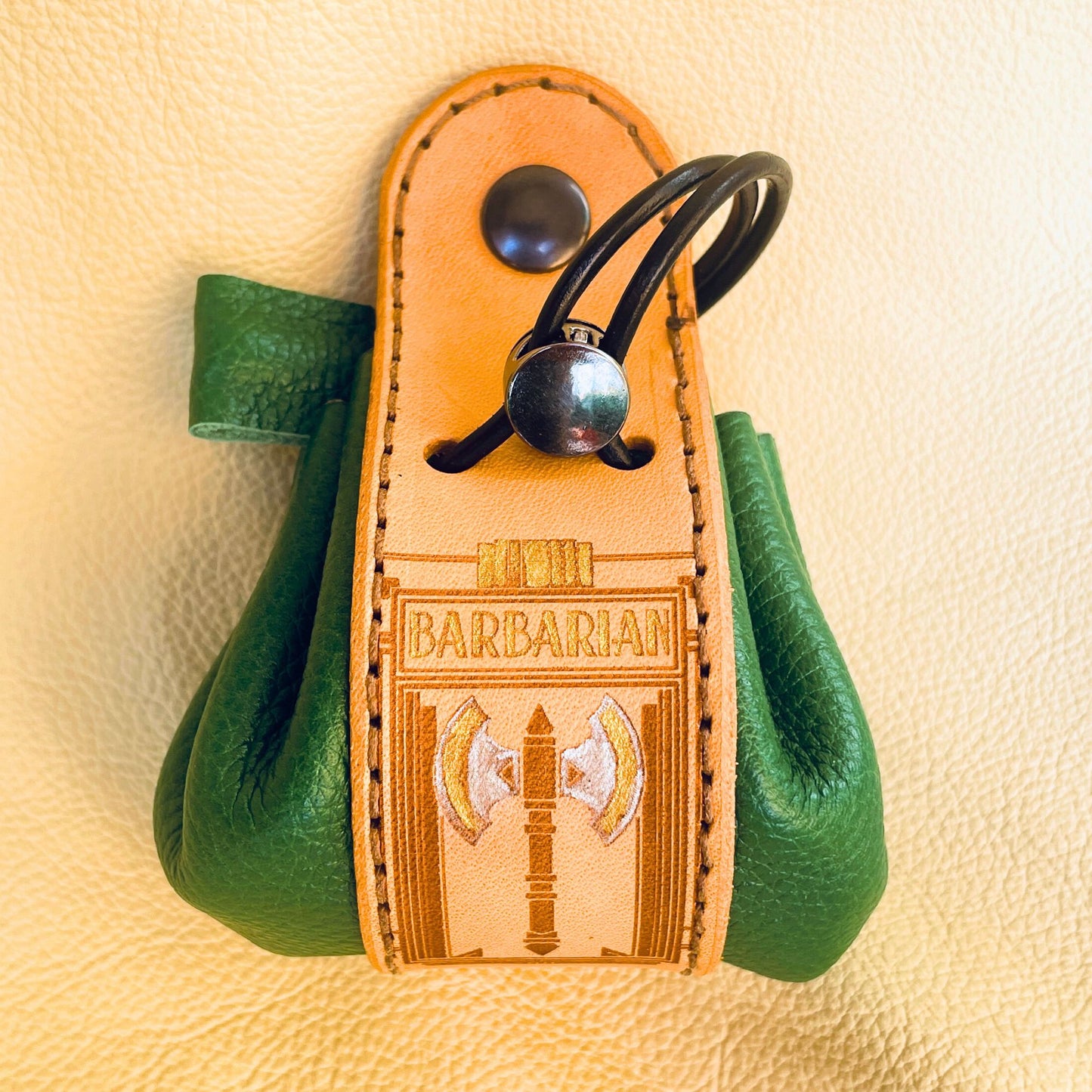 SteamVoyage - sacchetto porta dadi in cuoio e pelle crema, verde, rossa, nera o blu con incisione dipinta a mano di classi base di Dungeons and dragons - barbaro verde