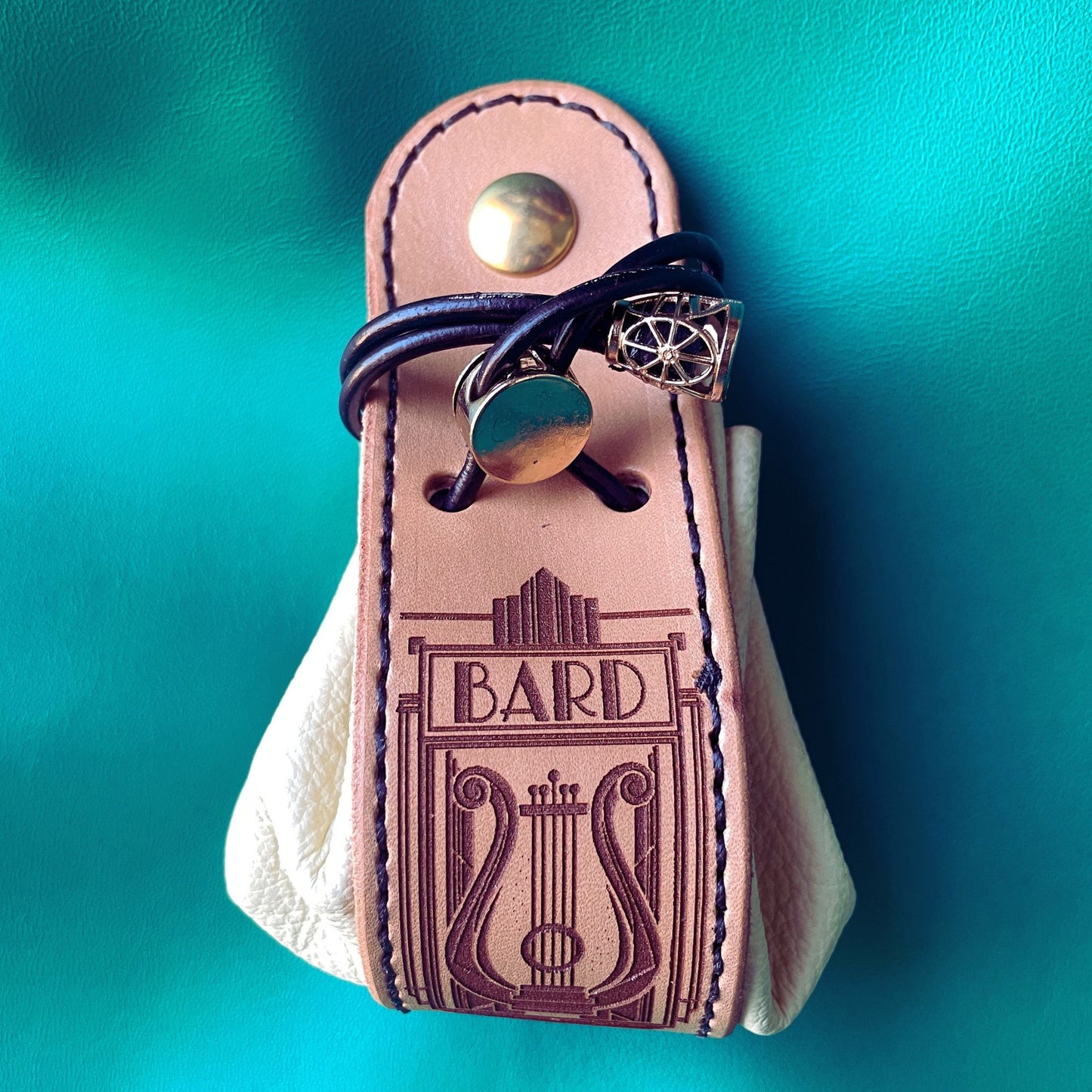 SteamVoyage - sacchetto porta dadi in cuoio e pelle crema, verde, rossa, nera o blu con incisione dipinta a mano di classi base di Dungeons and dragons - bardo, mago, chierico, ladro, guerriero, warlock, rogue, barbaro, druido, ranger, monaco, stregone