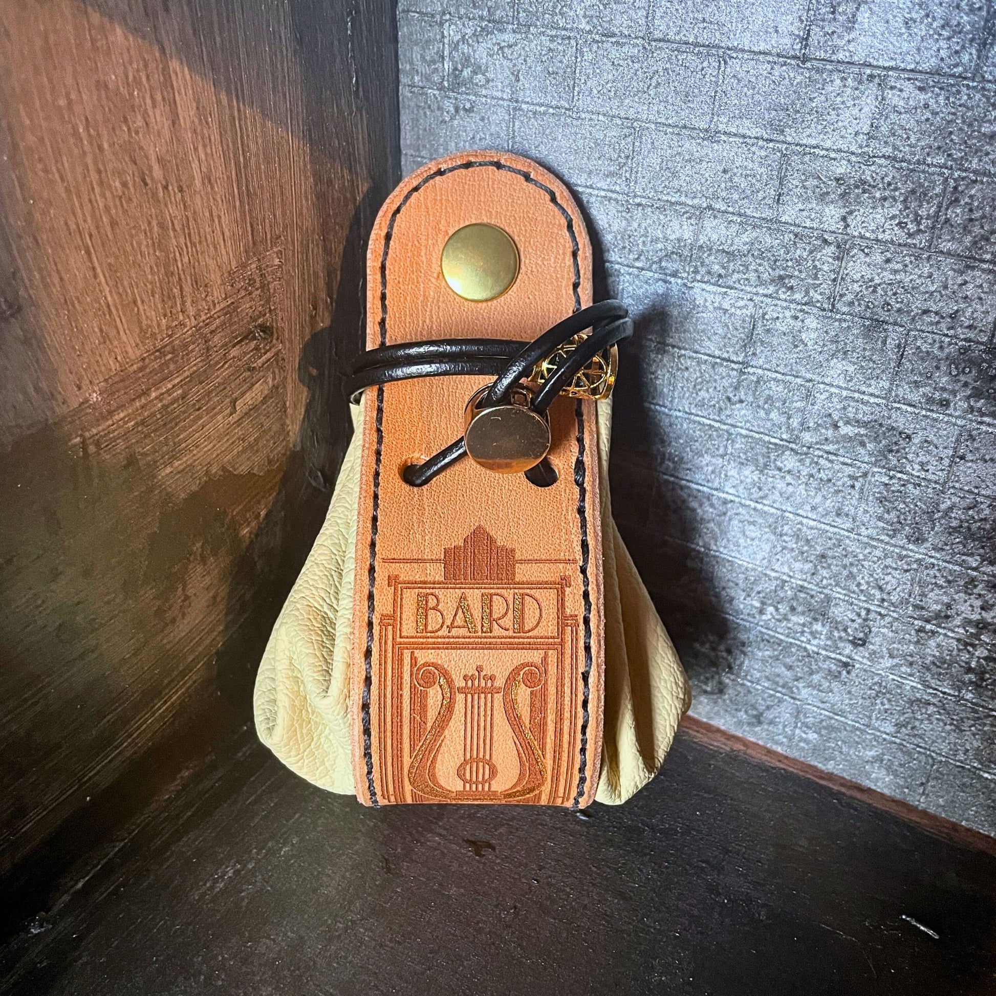 SteamVoyage - sacchetto porta dadi in cuoio e pelle crema, verde, rossa, nera o blu con incisione dipinta a mano di classi base di Dungeons and dragons - bardo crema