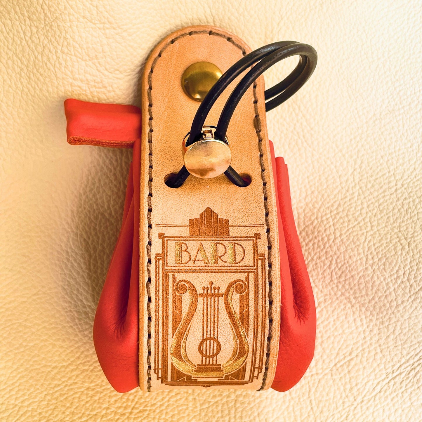 SteamVoyage - sacchetto porta dadi in cuoio e pelle crema, verde, rossa, nera o blu con incisione dipinta a mano di classi base di Dungeons and dragons - bardo rosso