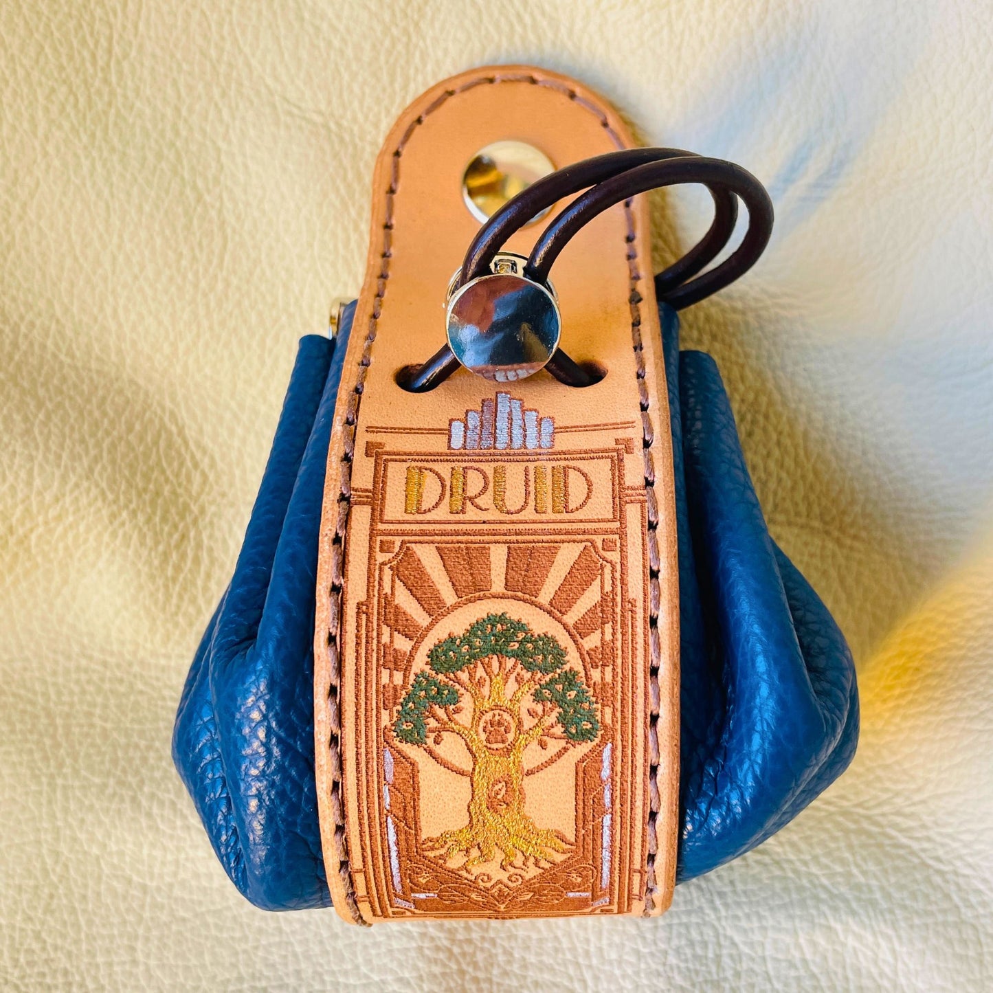 SteamVoyage - sacchetto porta dadi in cuoio e pelle crema, verde, rossa, nera o blu con incisione dipinta a mano di classi base di Dungeons and dragons - druido blu