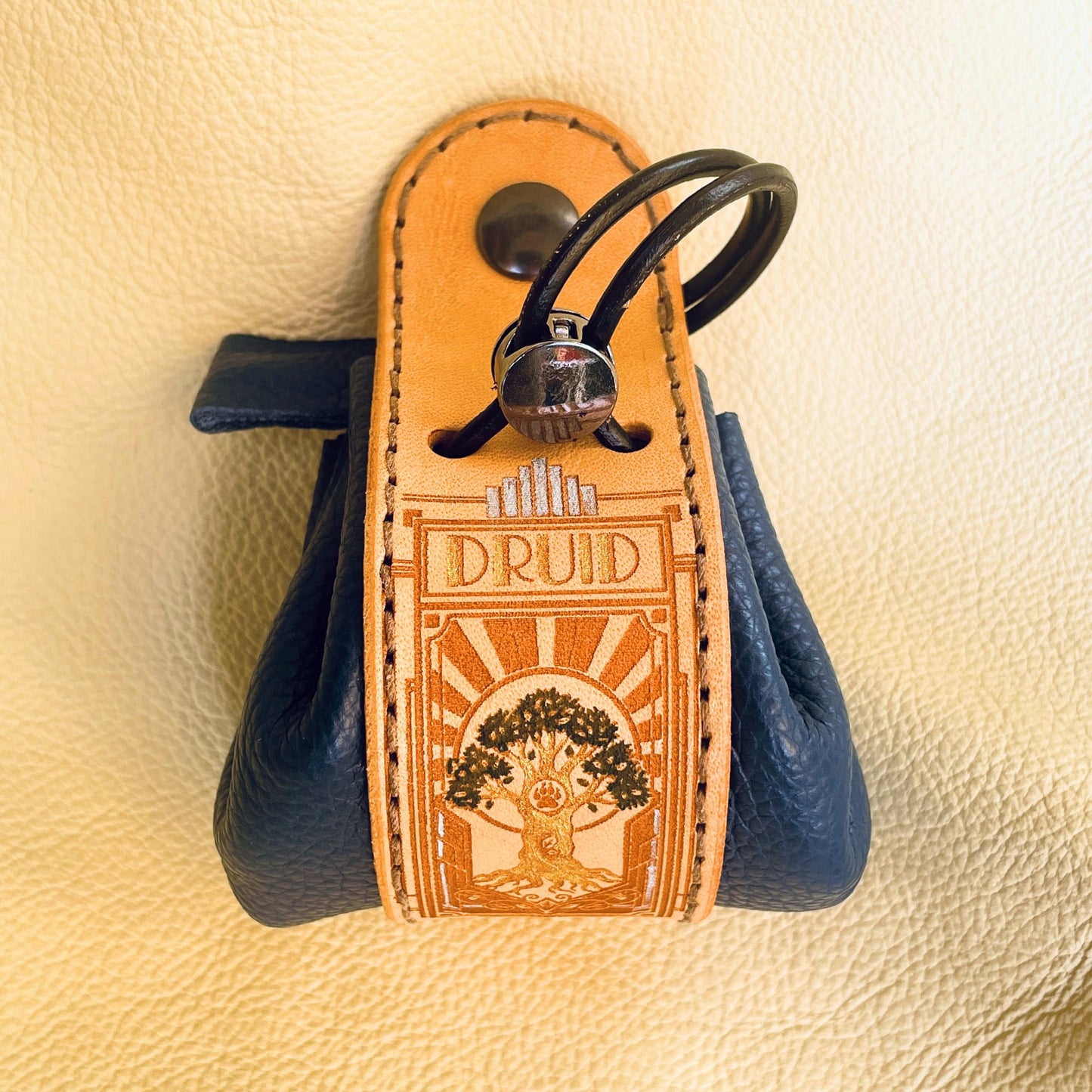 SteamVoyage - sacchetto porta dadi in cuoio e pelle crema, verde, rossa, nera o blu con incisione dipinta a mano di classi base di Dungeons and dragons - druido blu