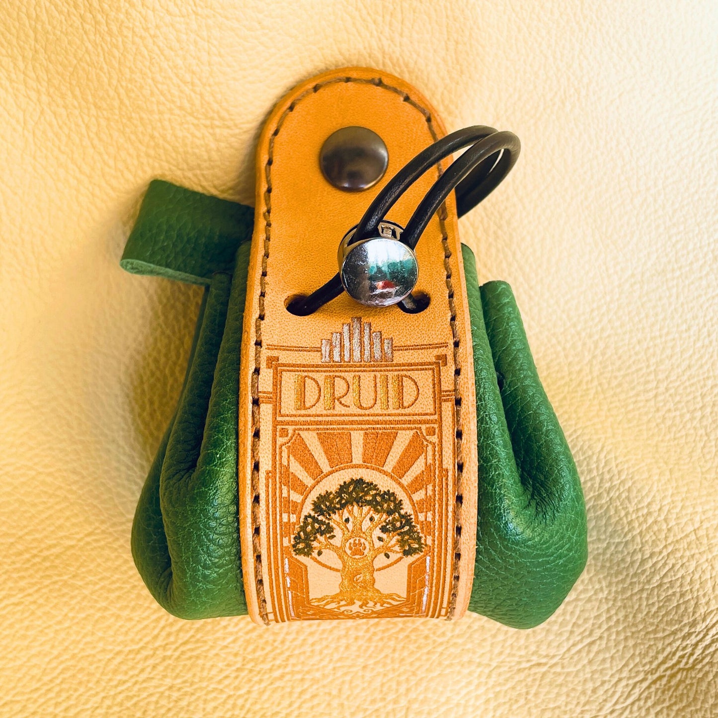 SteamVoyage - sacchetto porta dadi in cuoio e pelle crema, verde, rossa, nera o blu con incisione dipinta a mano di classi base di Dungeons and dragons - druido verde