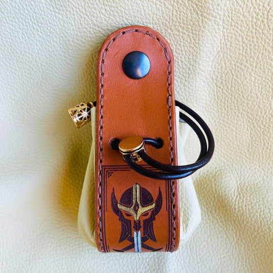 SteamVoyage - sacchetto porta dadi in cuoio e pelle crema, verde, rossa, nera o blu con incisione dipinta a mano di classi base di Dungeons and dragons - bardo, mago, chierico, ladro, guerriero