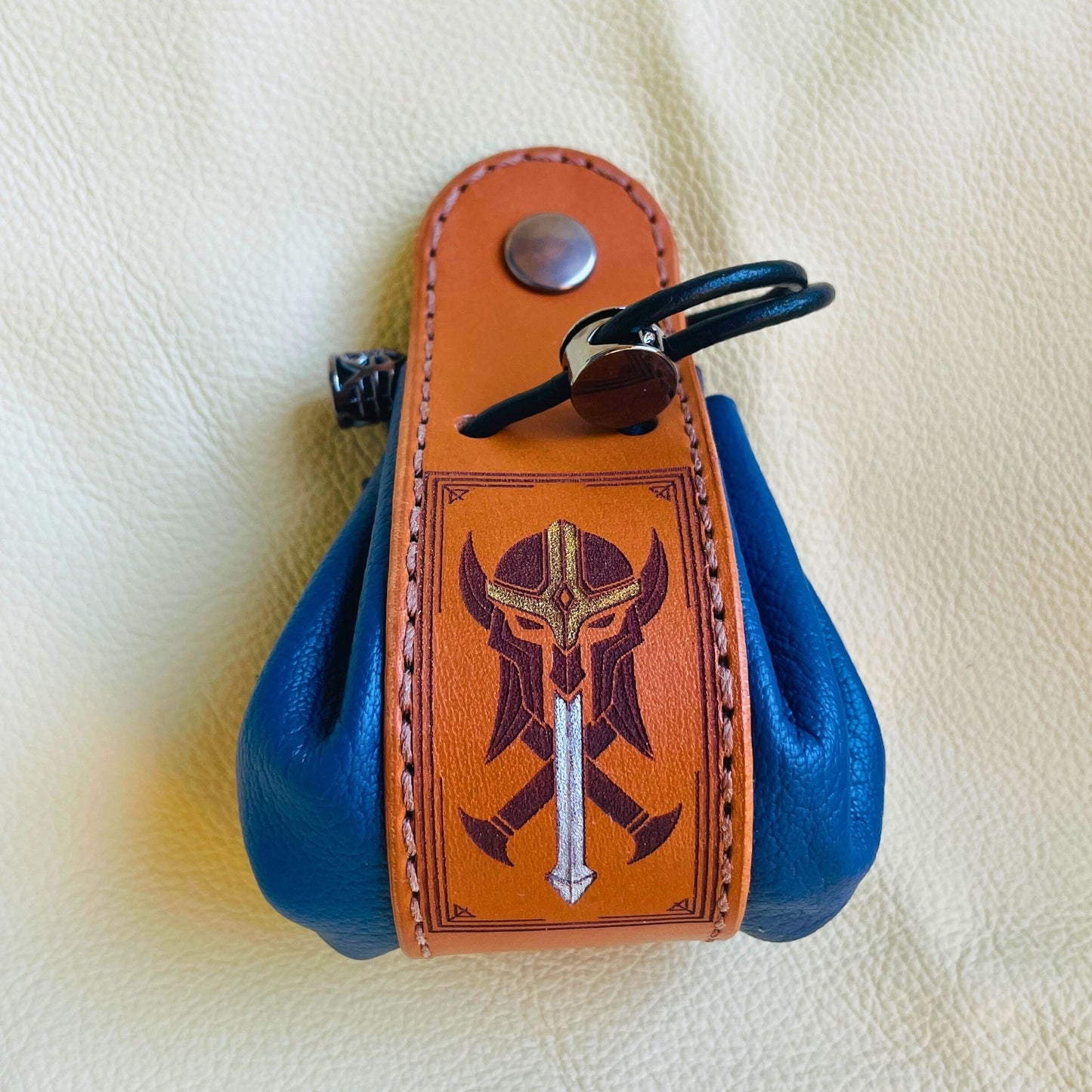 SteamVoyage - sacchetto porta dadi in cuoio e pelle crema, verde, rossa, nera o blu con incisione dipinta a mano di classi base di Dungeons and dragons - bardo, mago, chierico, ladro, guerriero