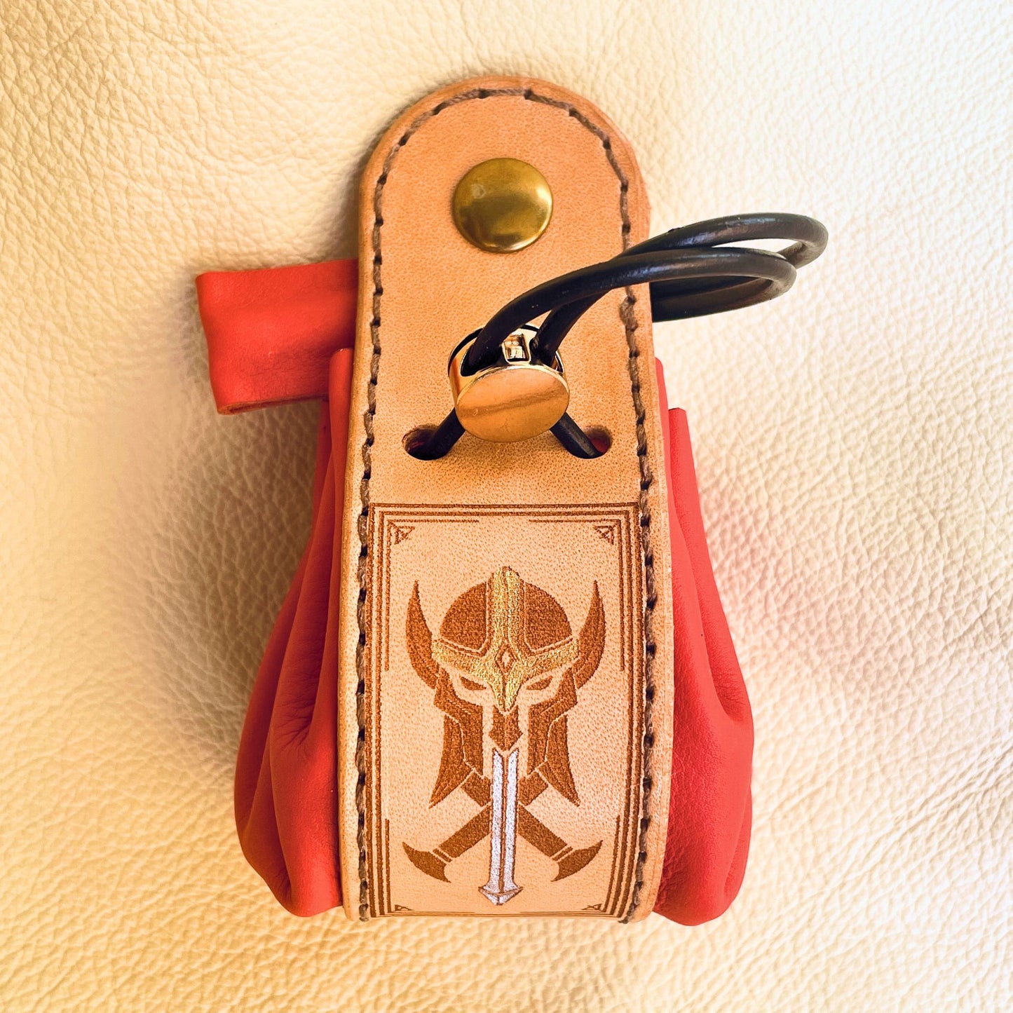 SteamVoyage - sacchetto porta dadi in cuoio e pelle crema, verde, rossa, nera o blu con incisione dipinta a mano di classi base di Dungeons and dragons - guerriero rosso