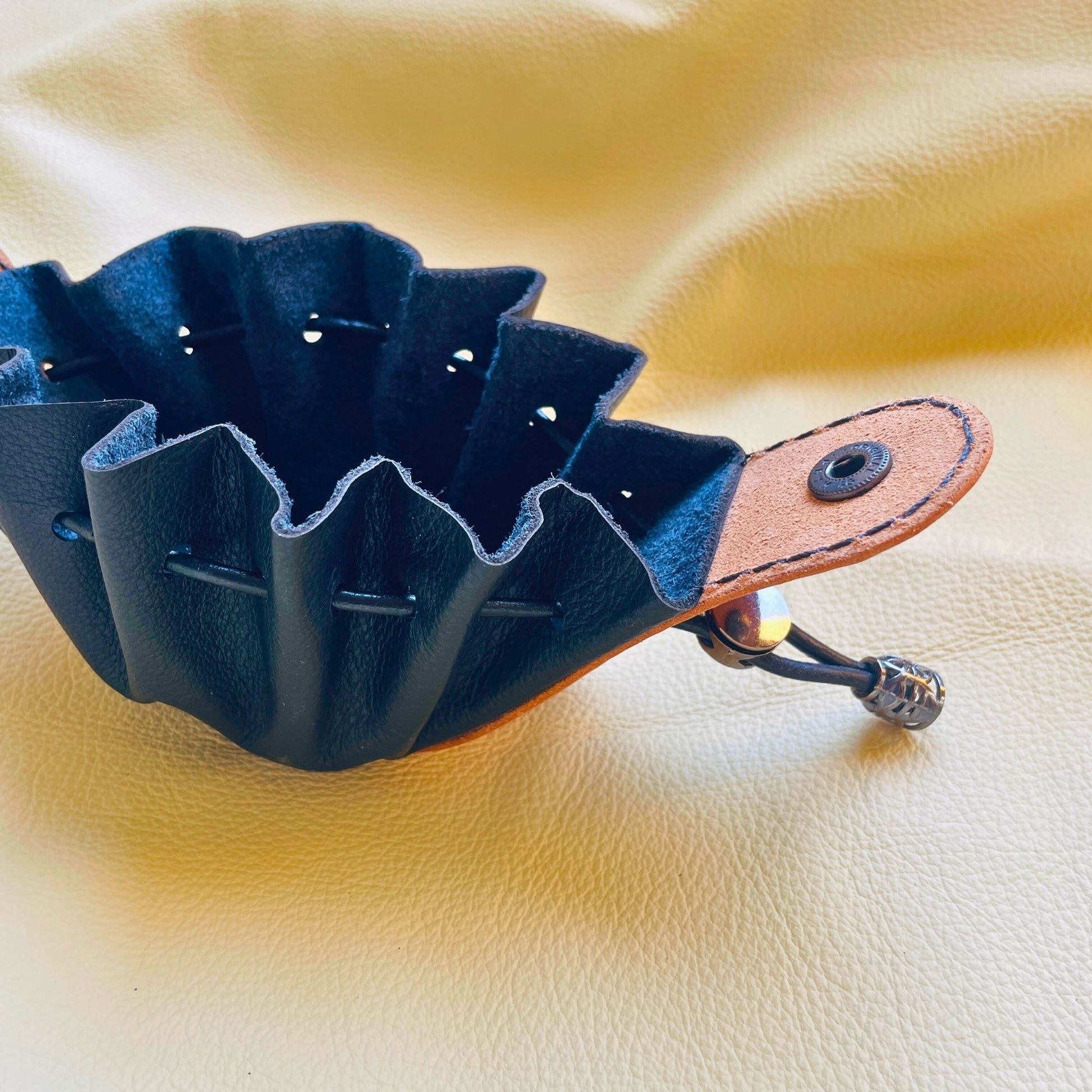 SteamVoyage - sacchetto porta dadi in cuoio e pelle crema, verde, rossa, nera o blu con incisione dipinta a mano di classi base di Dungeons and dragons - bardo, mago, chierico, ladro, guerriero