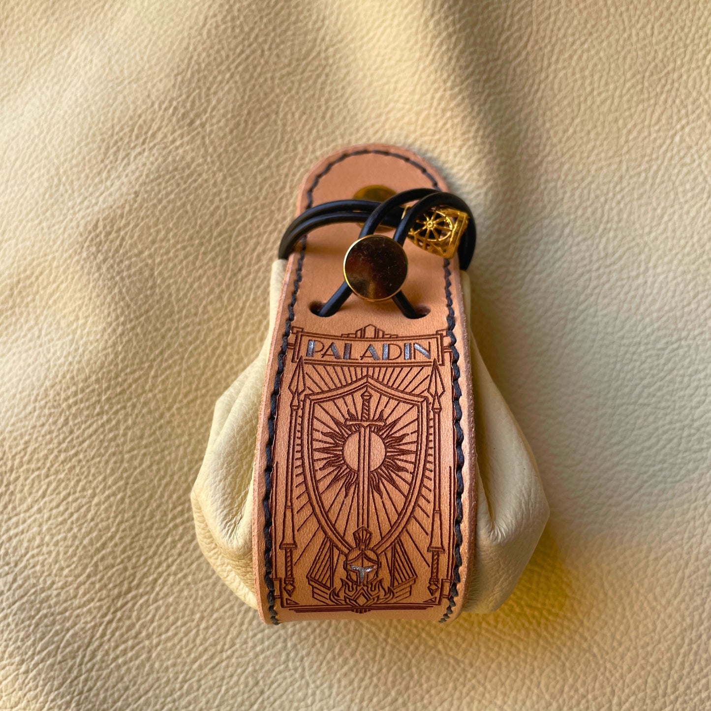 SteamVoyage - sacchetto porta dadi in cuoio e pelle crema, verde, rossa, nera o blu con incisione dipinta a mano di classi base di Dungeons and dragons - bardo, mago, chierico, ladro, guerriero