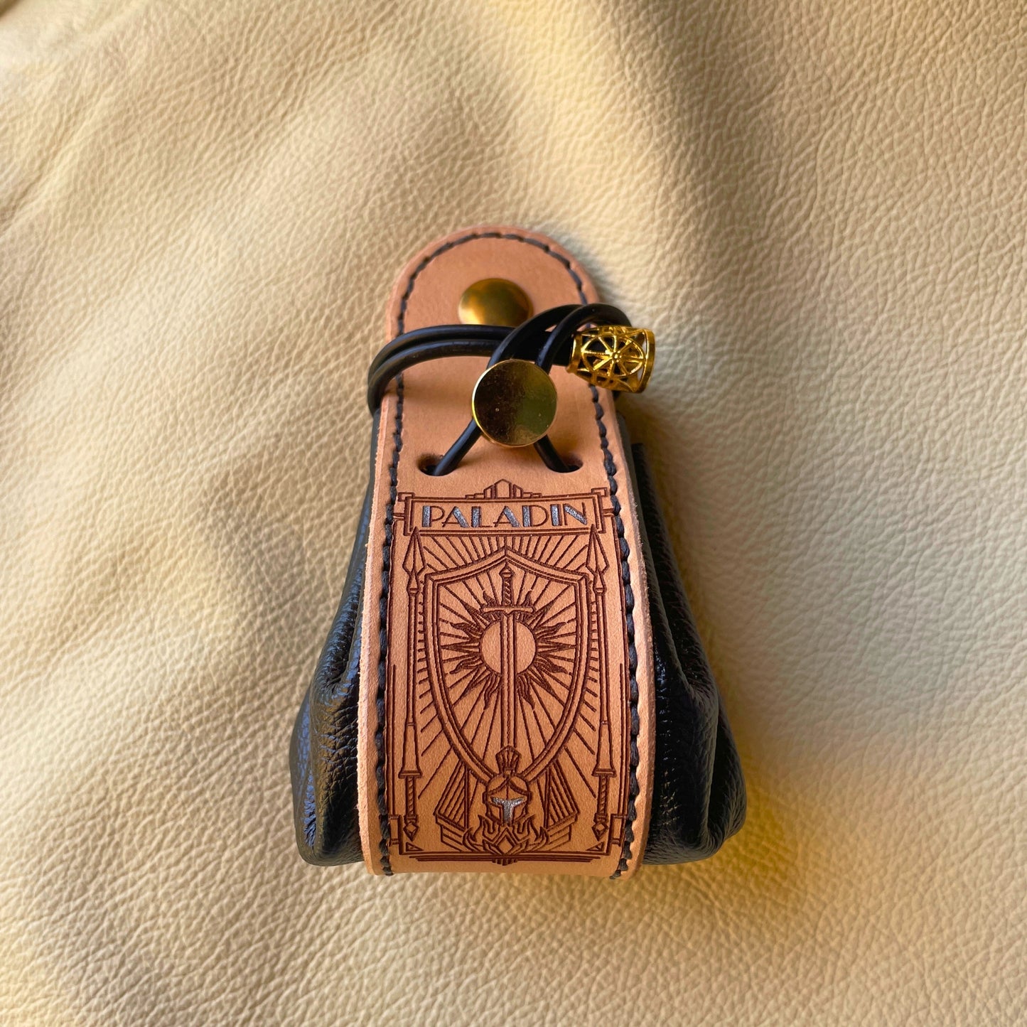 SteamVoyage - sacchetto porta dadi in cuoio e pelle crema, verde, rossa, nera o blu con incisione dipinta a mano di classi base di Dungeons and dragons - bardo, mago, chierico, ladro, guerriero