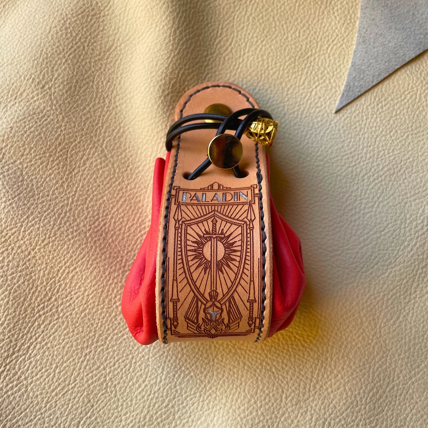 SteamVoyage - sacchetto porta dadi in cuoio e pelle crema, verde, rossa, nera o blu con incisione dipinta a mano di classi base di Dungeons and dragons - bardo, mago, chierico, ladro, guerriero