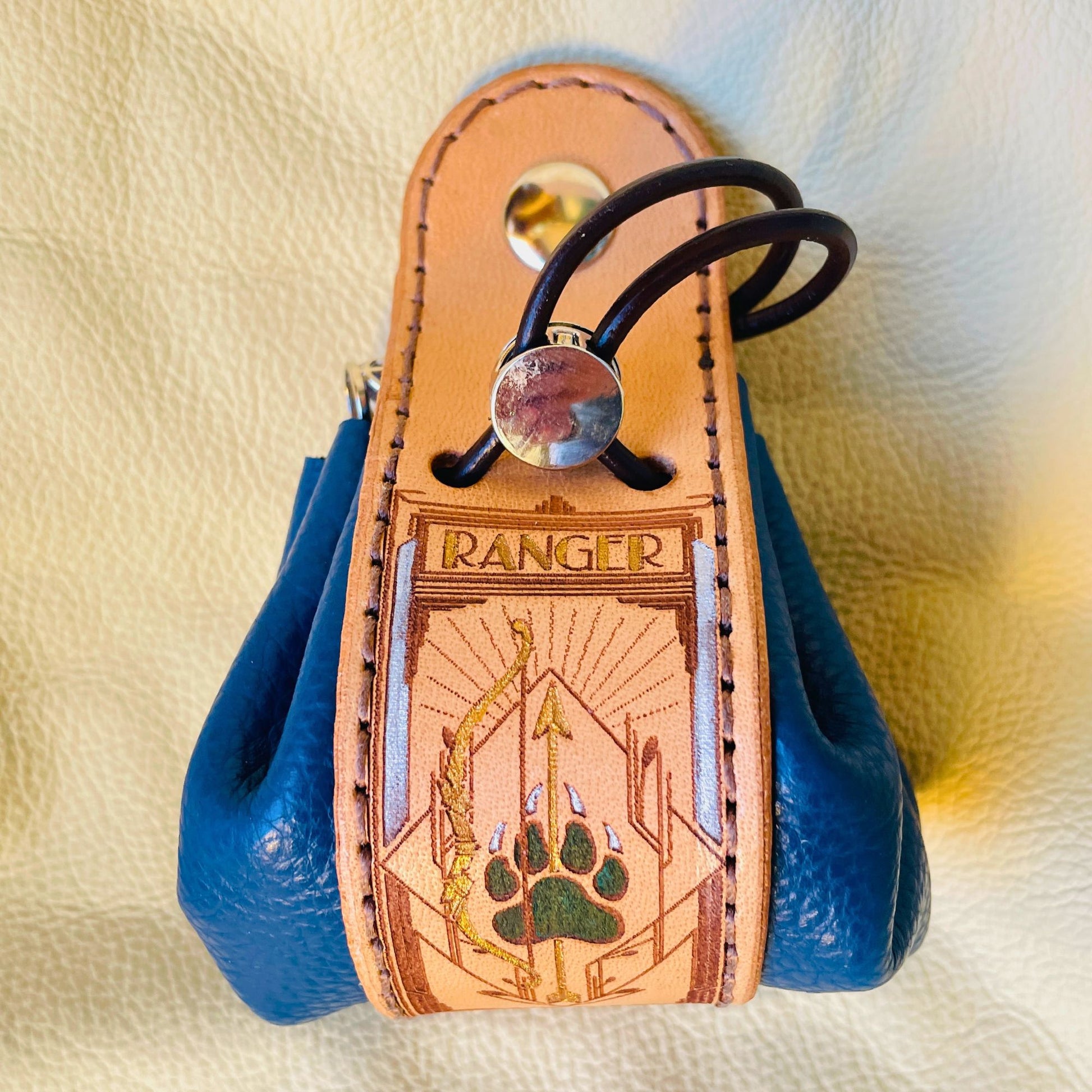 SteamVoyage - sacchetto porta dadi in cuoio e pelle crema, verde, rossa, nera o blu con incisione dipinta a mano di classi base di Dungeons and dragons - ranger blu