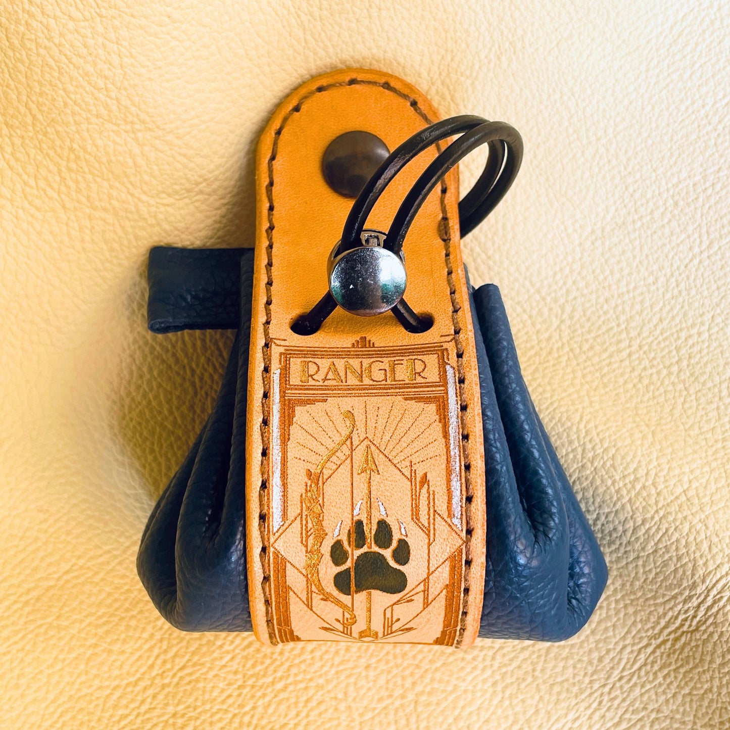 SteamVoyage - sacchetto porta dadi in cuoio e pelle crema, verde, rossa, nera o blu con incisione dipinta a mano di classi base di Dungeons and dragons - ranger blu