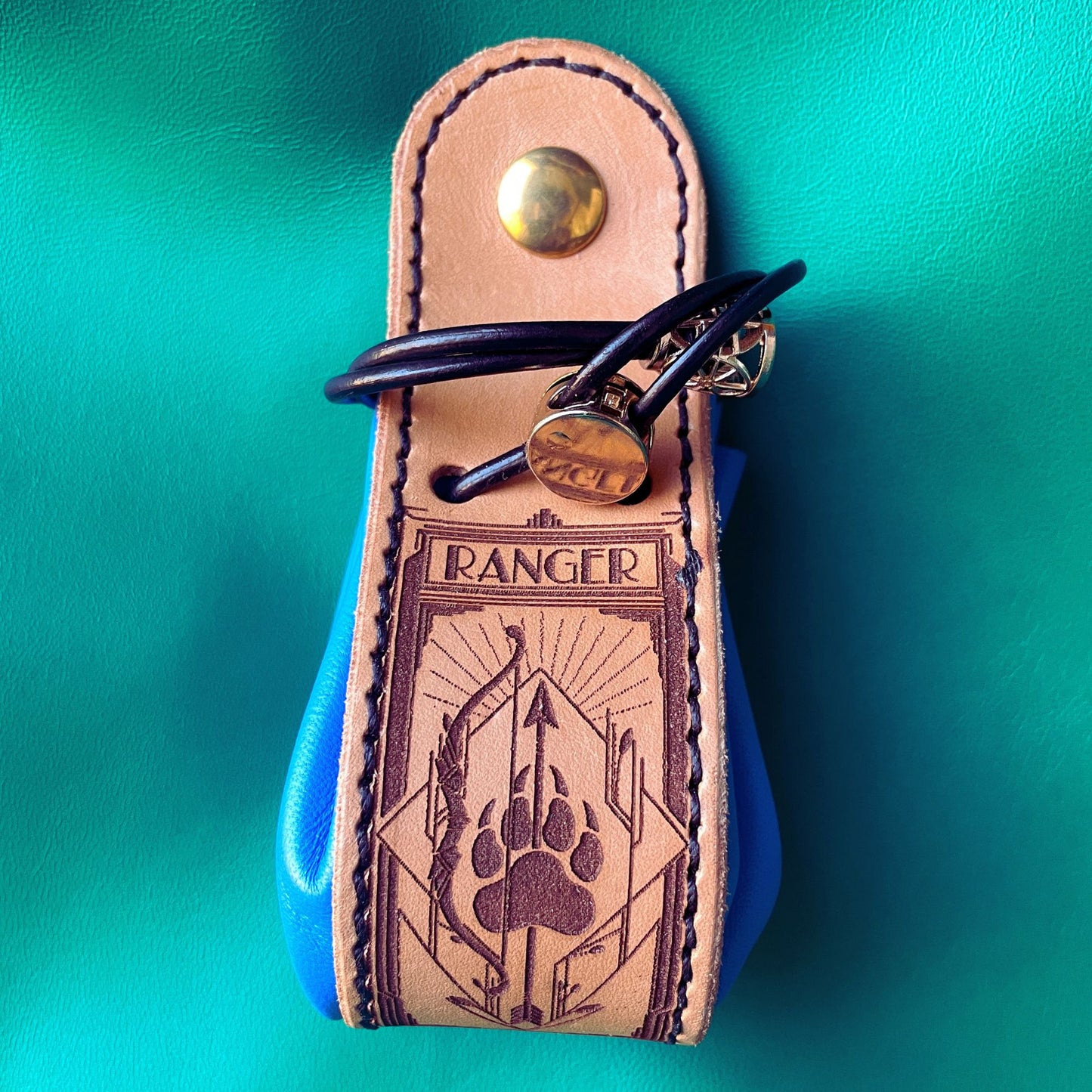 SteamVoyage - sacchetto porta dadi in cuoio e pelle crema, verde, rossa, nera o blu con incisione dipinta a mano di classi base di Dungeons and dragons - bardo, mago, chierico, ladro, guerriero, warlock, rogue, barbaro, druido, ranger, monaco, stregone