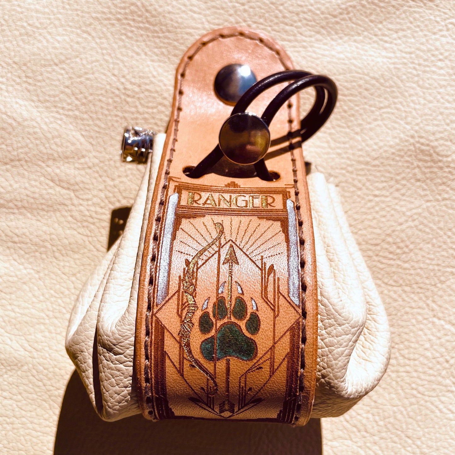SteamVoyage - sacchetto porta dadi in cuoio e pelle crema, verde, rossa, nera o blu con incisione dipinta a mano di classi base di Dungeons and dragons - ranger crema