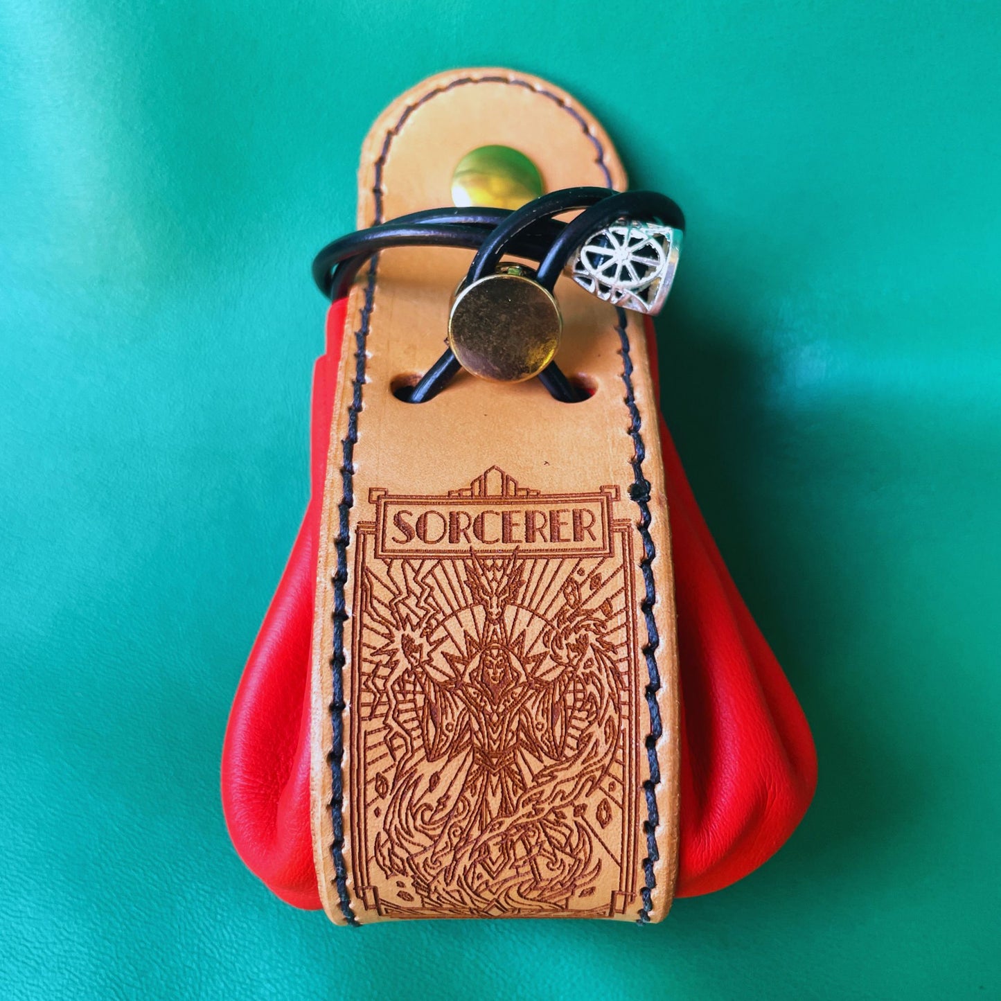 SteamVoyage - sacchetto porta dadi in cuoio e pelle crema, verde, rossa, nera o blu con incisione dipinta a mano di classi base di Dungeons and dragons - bardo, mago, chierico, ladro, guerriero, warlock, rogue, barbaro, druido, ranger, monaco, stregone