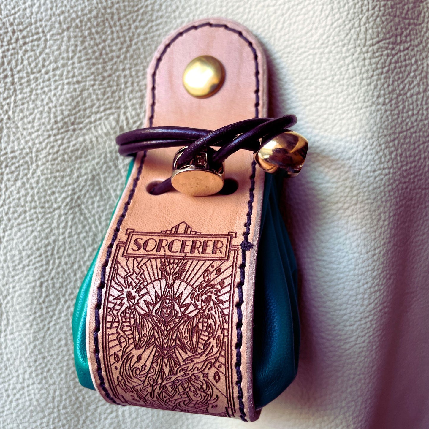 SteamVoyage - sacchetto porta dadi in cuoio e pelle crema, verde, rossa, nera o blu con incisione dipinta a mano di classi base di Dungeons and dragons 