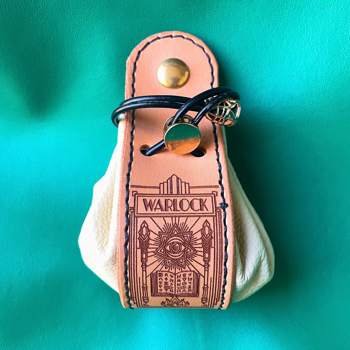 SteamVoyage - sacchetto porta dadi in cuoio e pelle crema, verde, rossa, nera o blu con incisione dipinta a mano di classi base di Dungeons and dragons - bardo, mago, chierico, ladro, guerriero, warlock, rogue, barbaro, druido, ranger, monaco, stregone