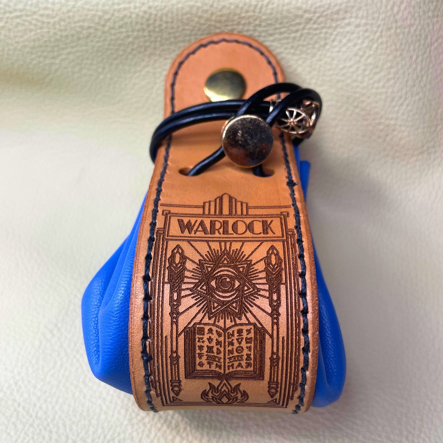 SteamVoyage - sacchetto porta dadi in cuoio e pelle crema, verde, rossa, nera o blu con incisione dipinta a mano di classi base di Dungeons and dragons - bardo, mago, chierico, ladro, guerriero, warlock, rogue, barbaro, druido, ranger, monaco