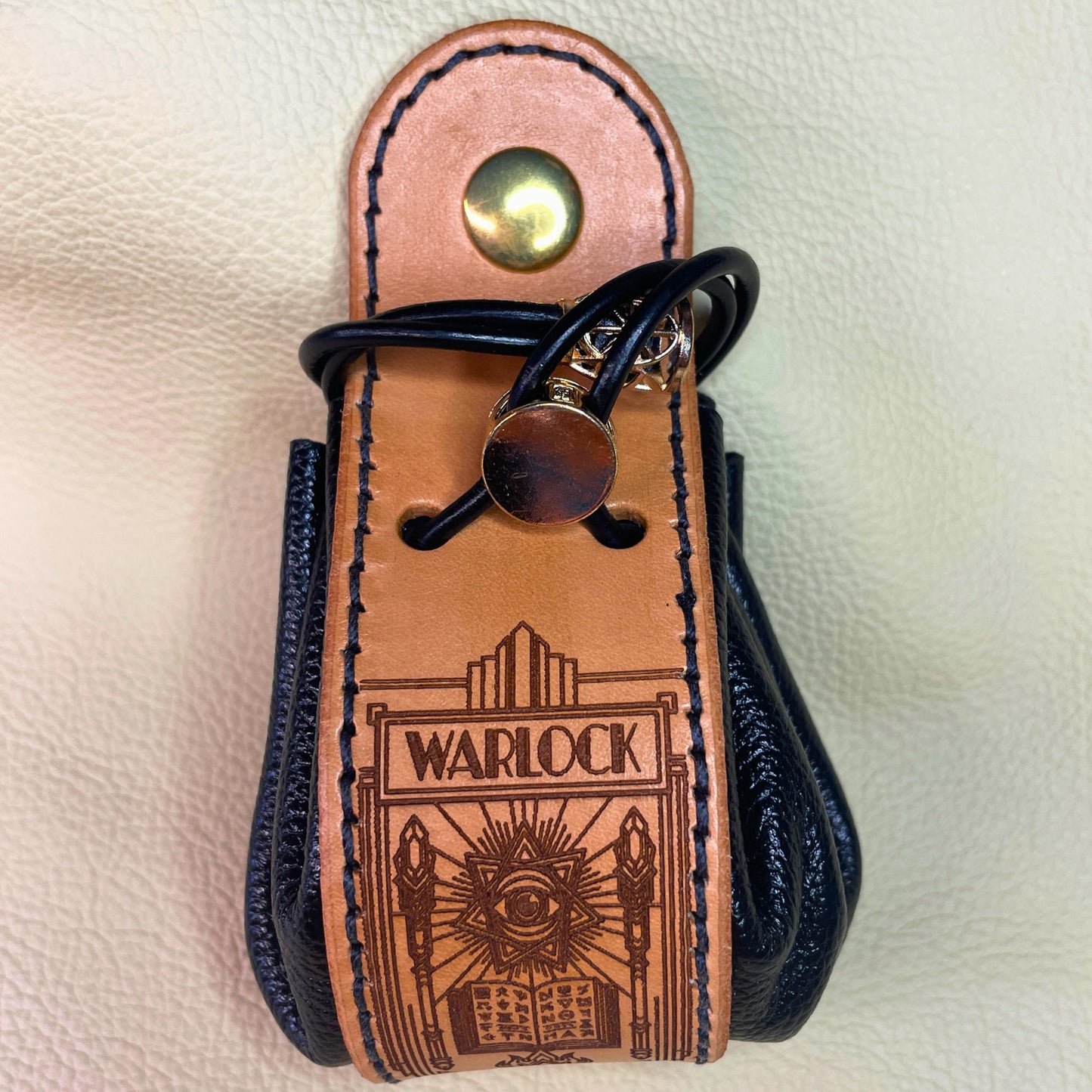 SteamVoyage - sacchetto porta dadi in cuoio e pelle crema, verde, rossa, nera o blu con incisione dipinta a mano di classi base di Dungeons and dragons - bardo, mago, chierico, ladro, guerriero, warlock, rogue, barbaro, druido, ranger, monaco