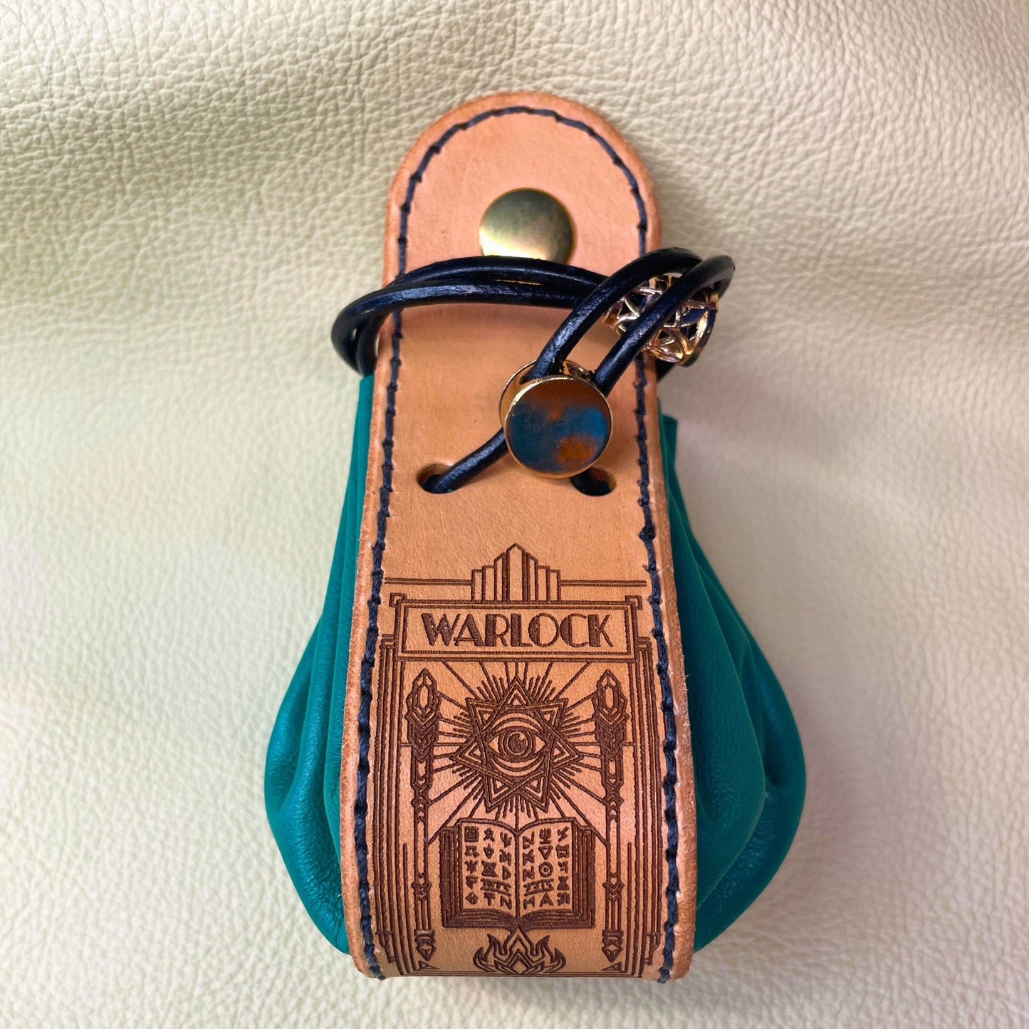 SteamVoyage - sacchetto porta dadi in cuoio e pelle crema, verde, rossa, nera o blu con incisione dipinta a mano di classi base di Dungeons and dragons - bardo, mago, chierico, ladro, guerriero, warlock, rogue, barbaro, druido, ranger, monaco