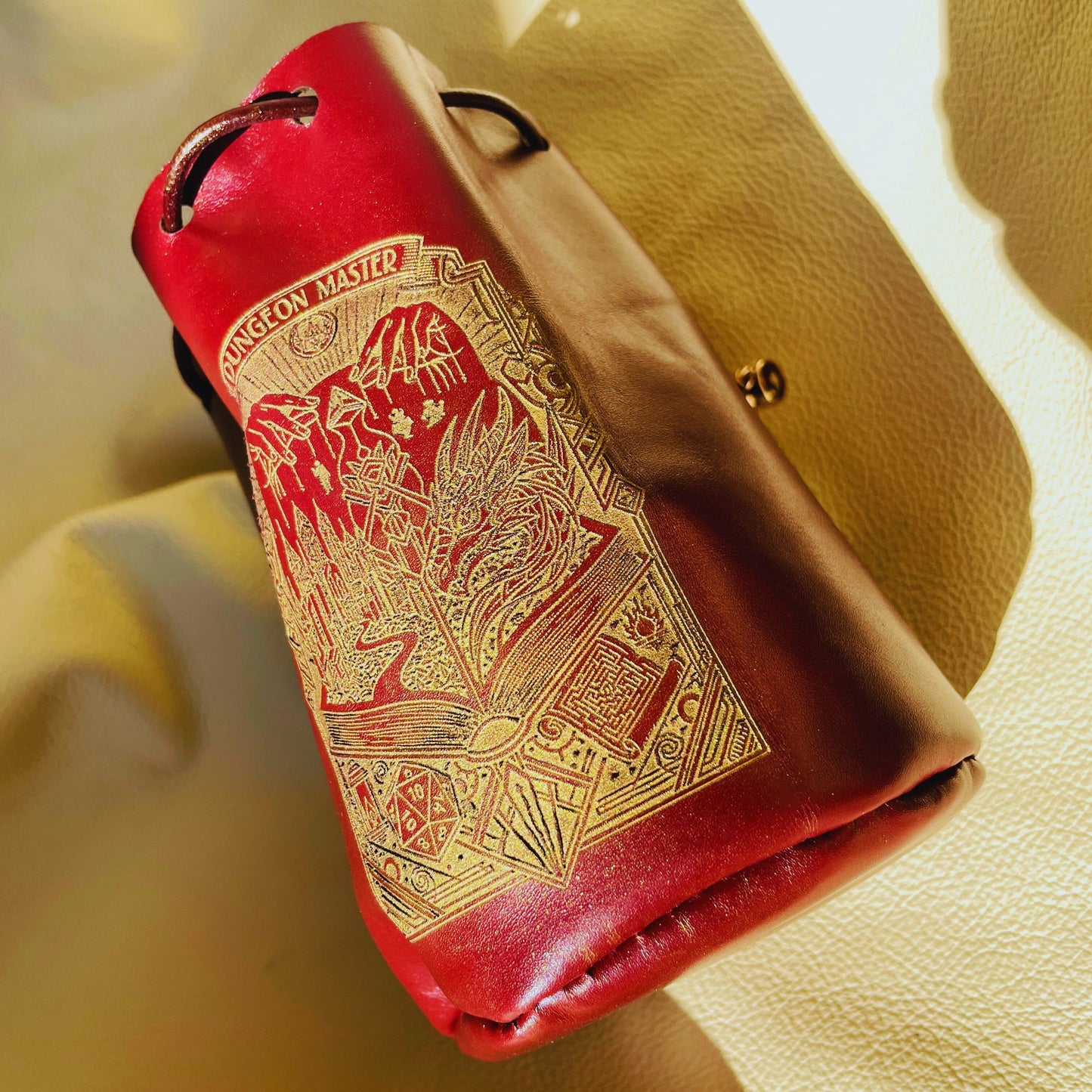 SteamVoyage - sacchetto dadi in pelle bordeaux per Master di Dungeons and dragons con laccio in pelle per chiusura e incisione al laser dorata