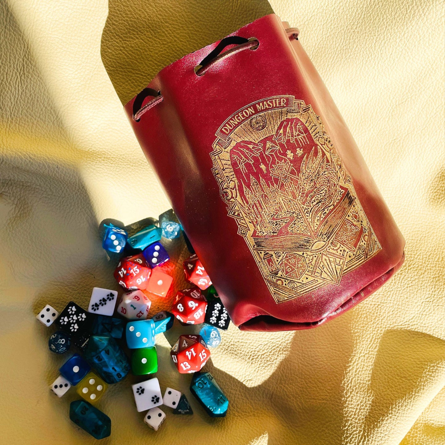 SteamVoyage - sacchetto dadi in pelle bordeaux per Master di Dungeons and dragons con laccio in pelle per chiusura e incisione al laser dorata