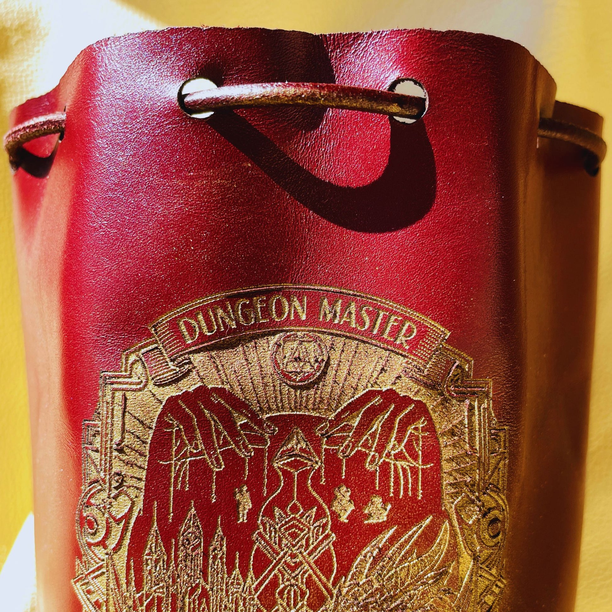 SteamVoyage - sacchetto dadi in pelle bordeaux per Master di Dungeons and dragons con laccio in pelle per chiusura e incisione al laser dorata
