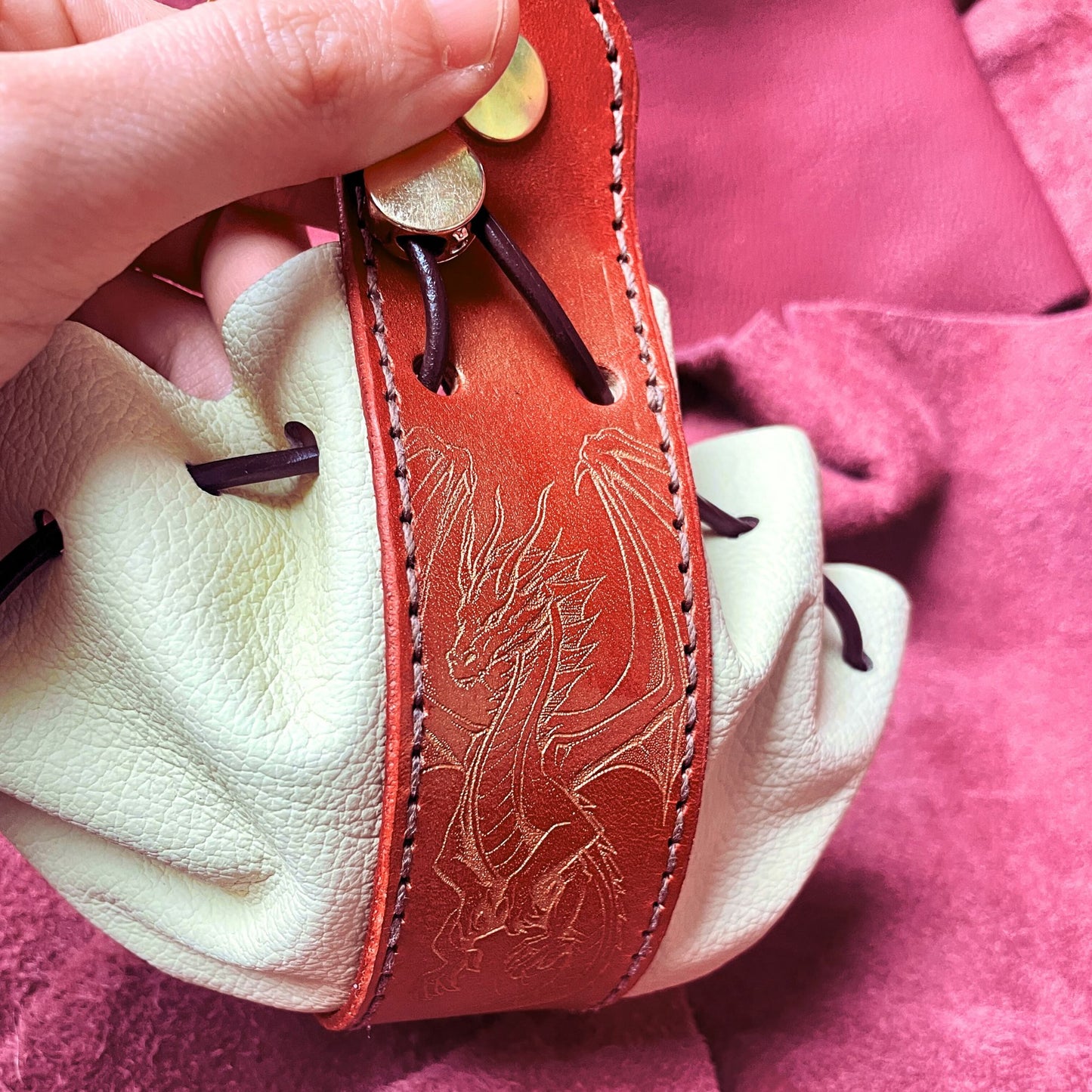 SteamVoyage - sacchetto porta dadi in cuoio e pelle con incisione al laser di un drago alato