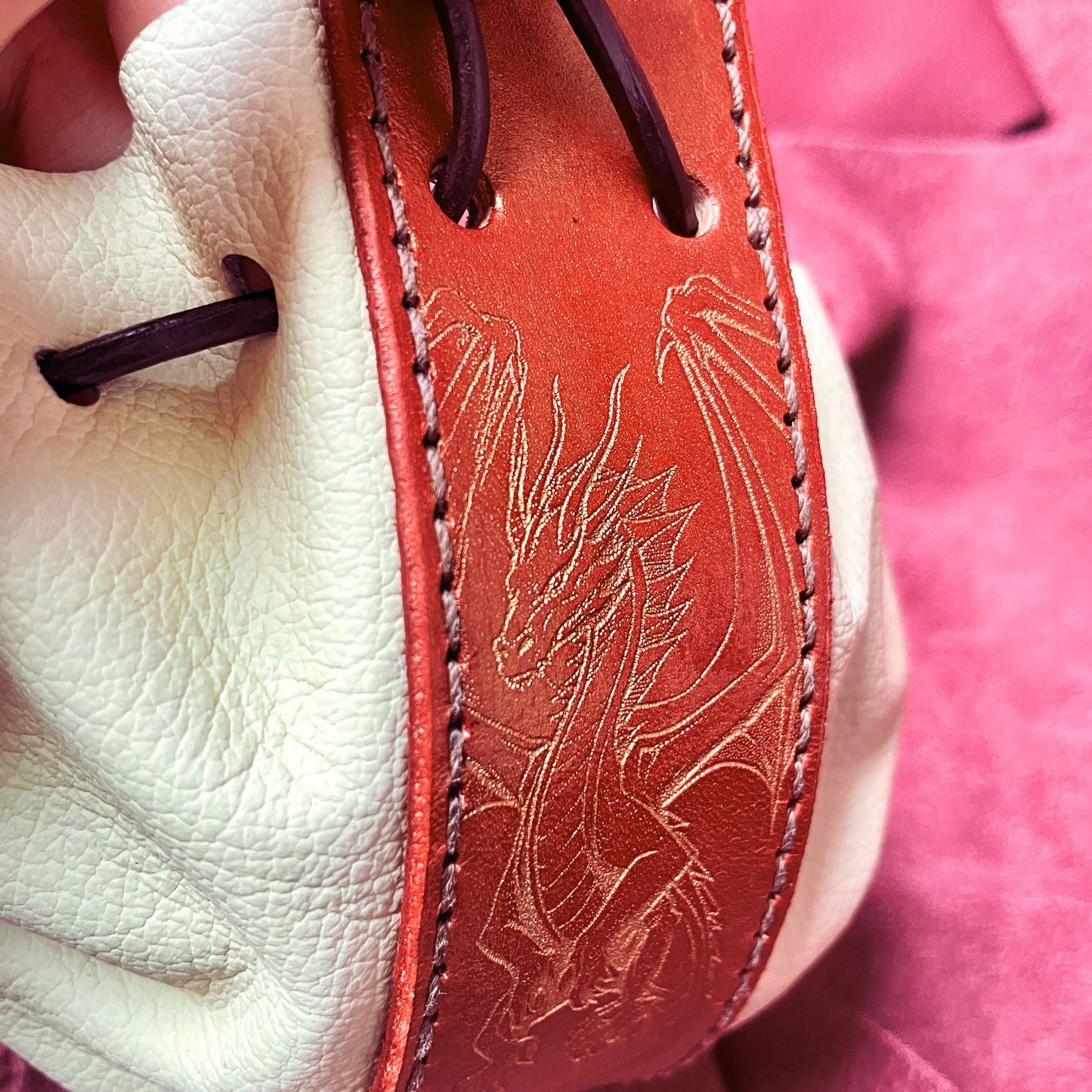 SteamVoyage - sacchetto porta dadi in cuoio e pelle con incisione al laser di un drago alato