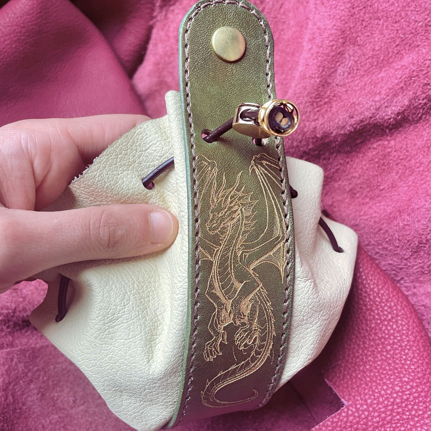 SteamVoyage - sacchetto porta dadi in cuoio e pelle con incisione al laser di un drago alato