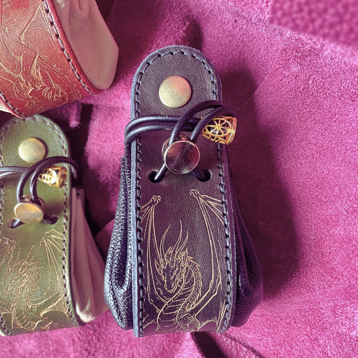 SteamVoyage - sacchetto porta dadi in cuoio e pelle con incisione al laser di un drago alato