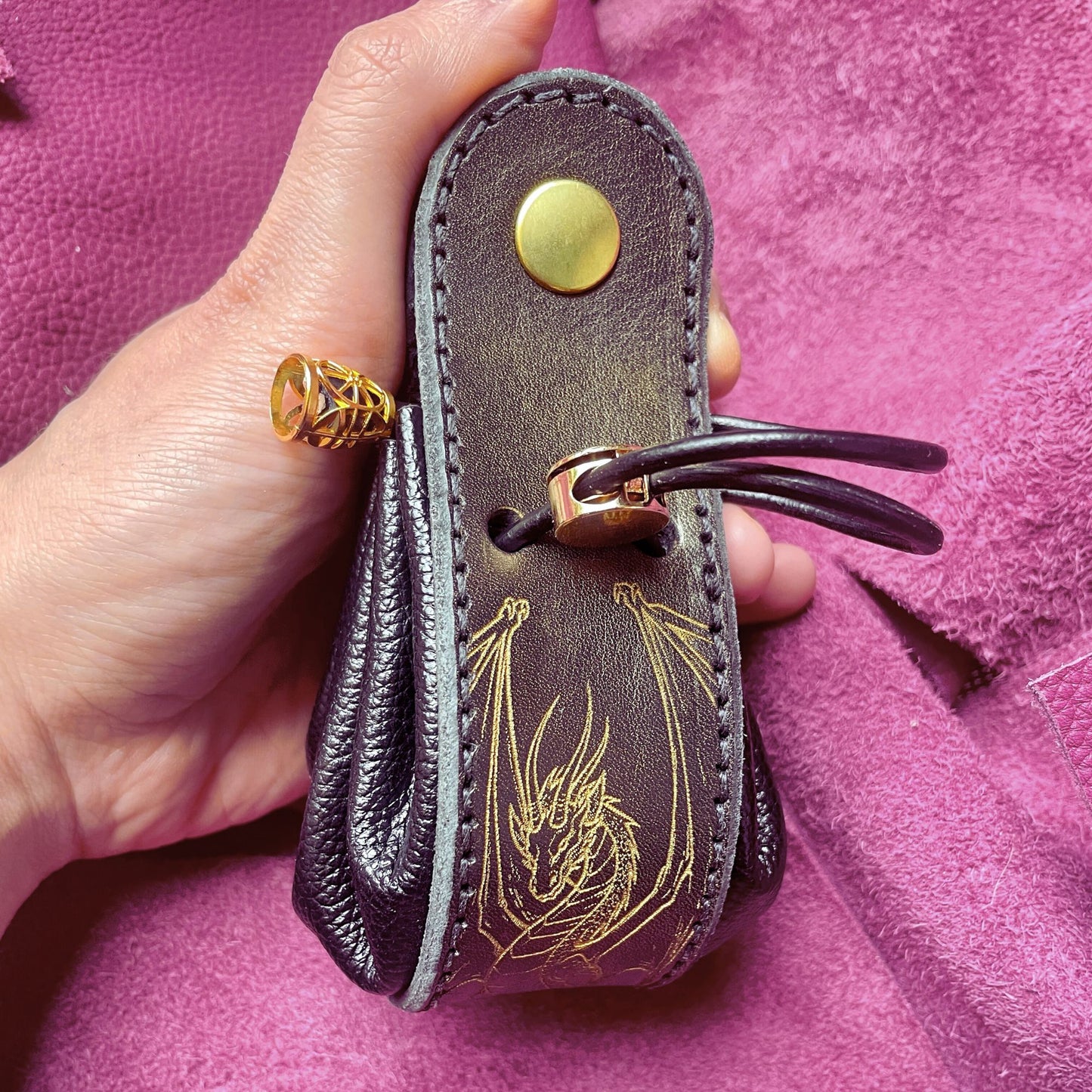 SteamVoyage - sacchetto porta dadi in cuoio e pelle con incisione al laser di un drago alato