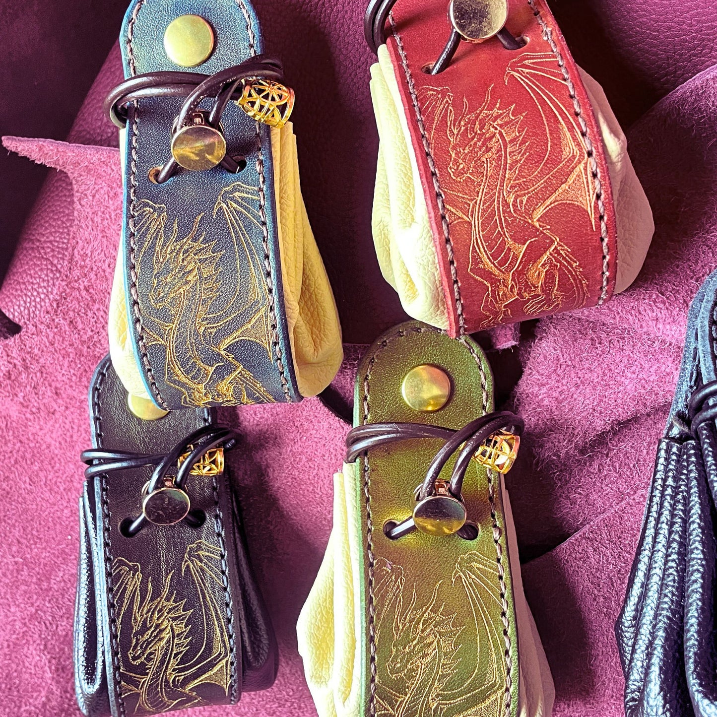 SteamVoyage - sacchetto porta dadi in cuoio e pelle con incisione al laser di un drago alato