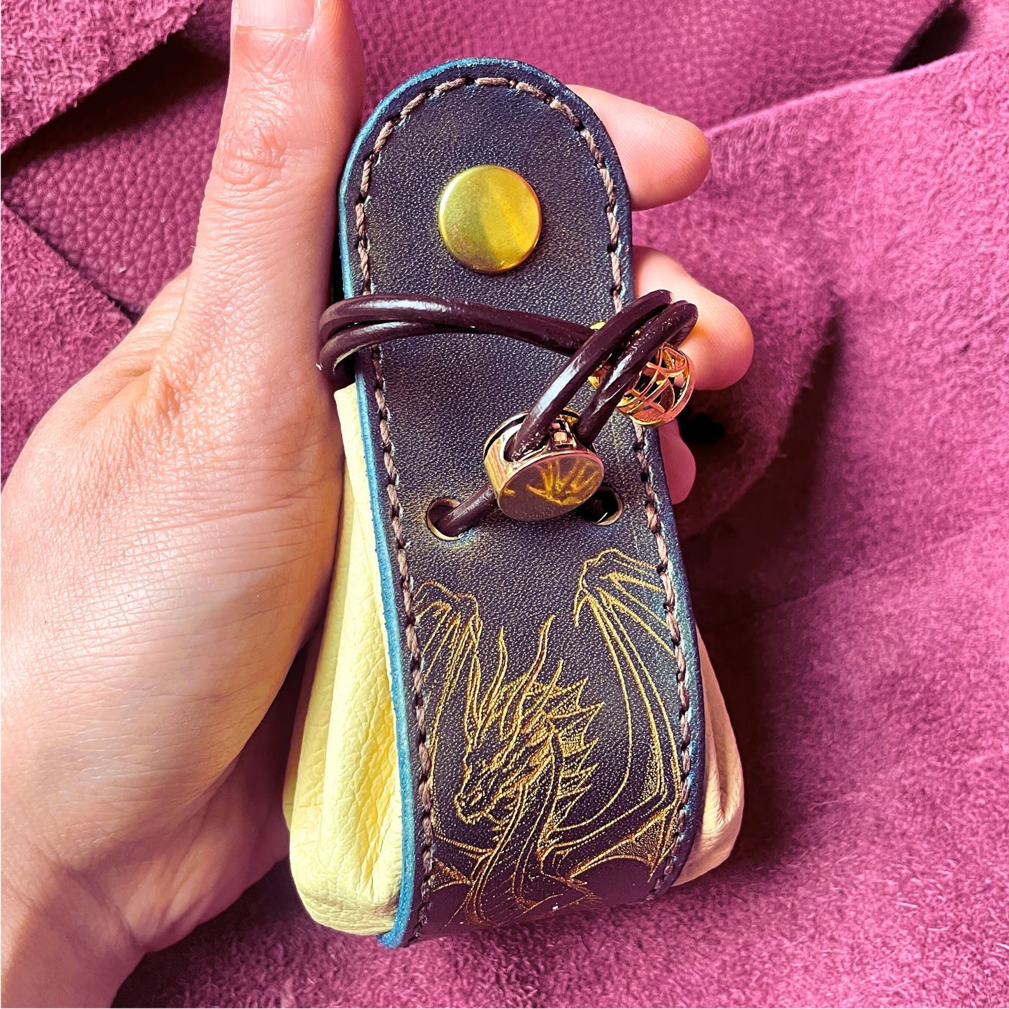 SteamVoyage - sacchetto porta dadi in cuoio e pelle con incisione al laser di un drago alato