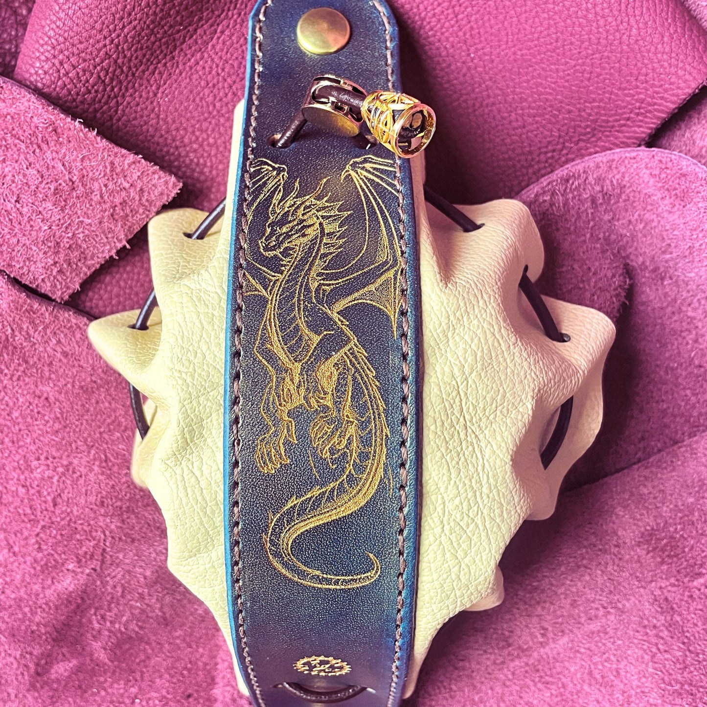 SteamVoyage - sacchetto porta dadi in cuoio e pelle con incisione al laser di un drago alato