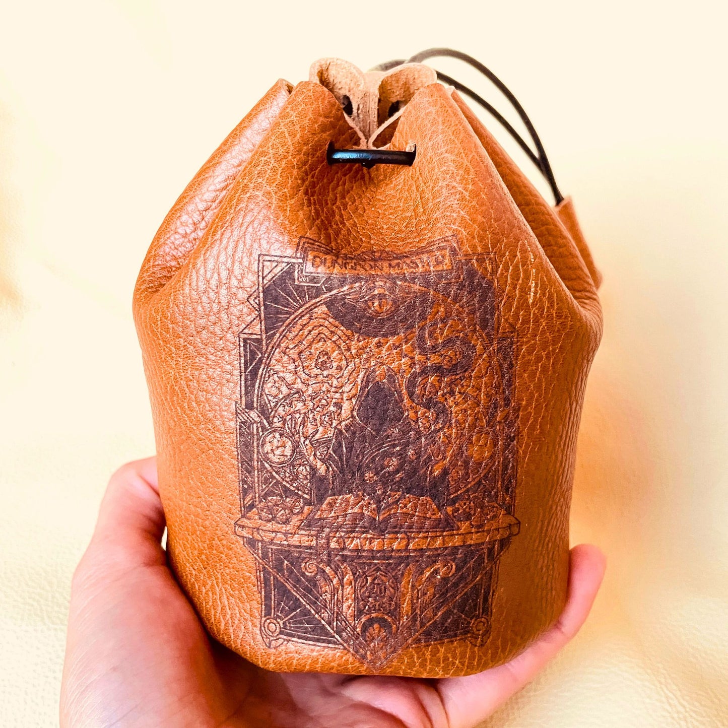 SteamVoyage - sacchetto dadi in pelle marrone per Master di Dungeons and dragons con laccio in pelle per chiusura e incisione al laser