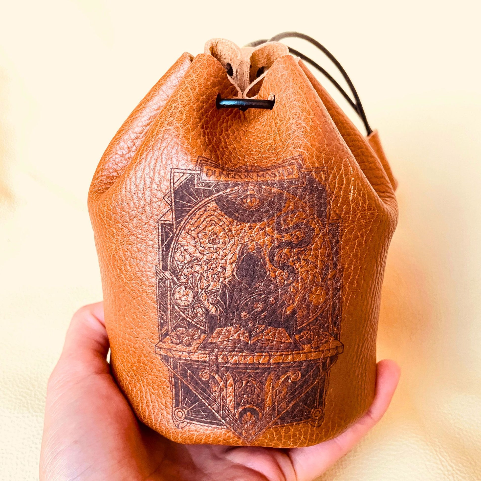 SteamVoyage - sacchetto dadi in pelle marrone per Master di Dungeons and dragons con laccio in pelle per chiusura e incisione al laser