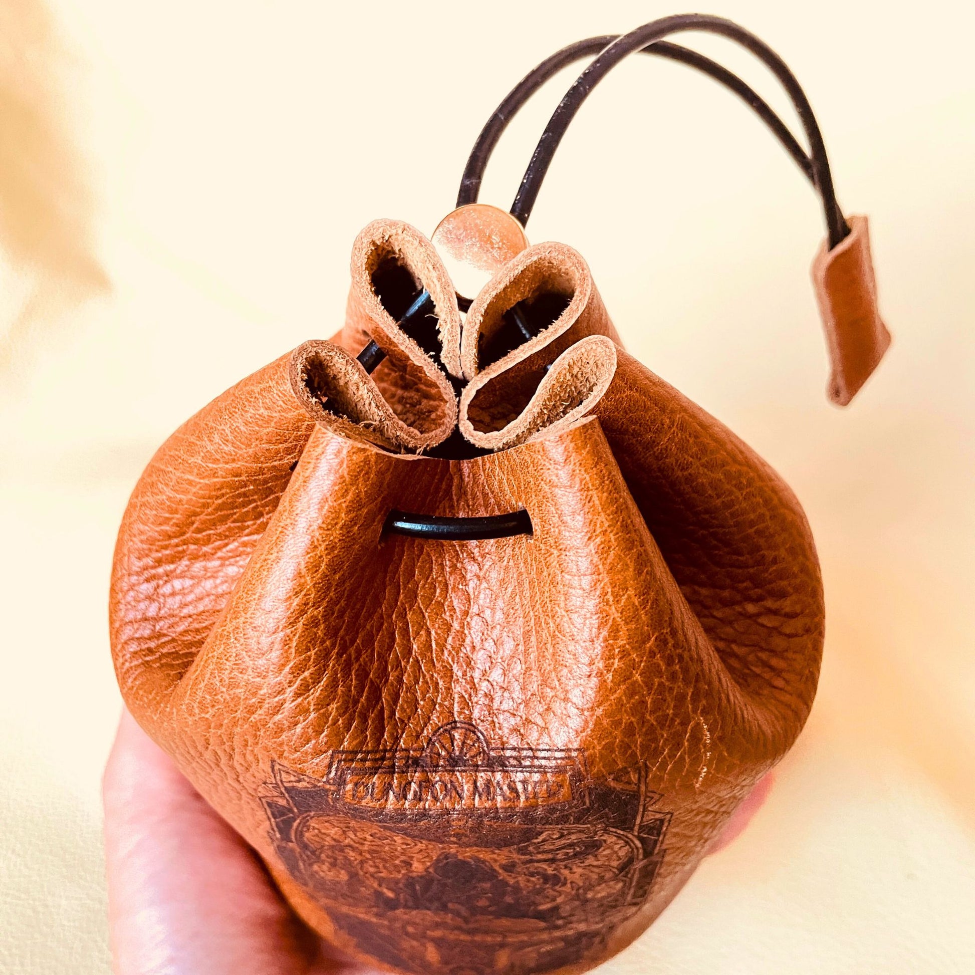 SteamVoyage - sacchetto dadi in pelle marrone per Master di Dungeons and dragons con laccio in pelle per chiusura e incisione al laser