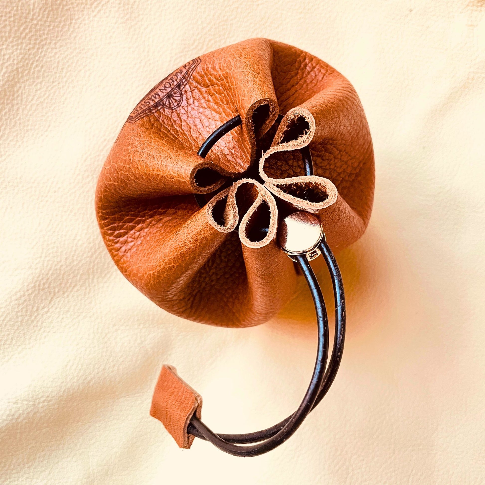 SteamVoyage - sacchetto dadi in pelle marrone per Master di Dungeons and dragons con laccio in pelle per chiusura e incisione al laser