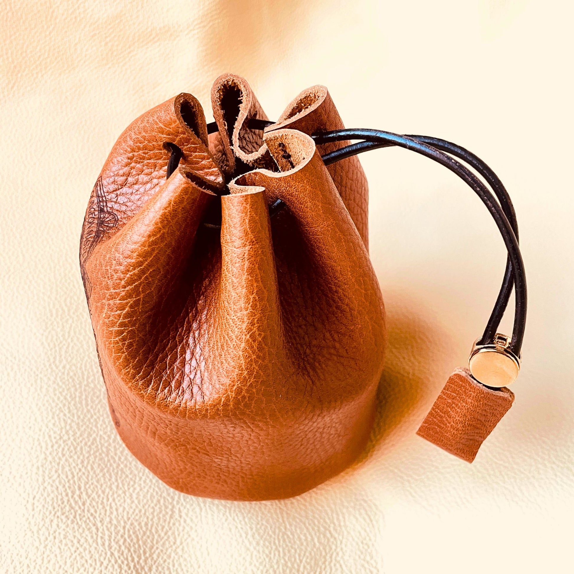 SteamVoyage - sacchetto dadi in pelle marrone per Master di Dungeons and dragons con laccio in pelle per chiusura e incisione al laser