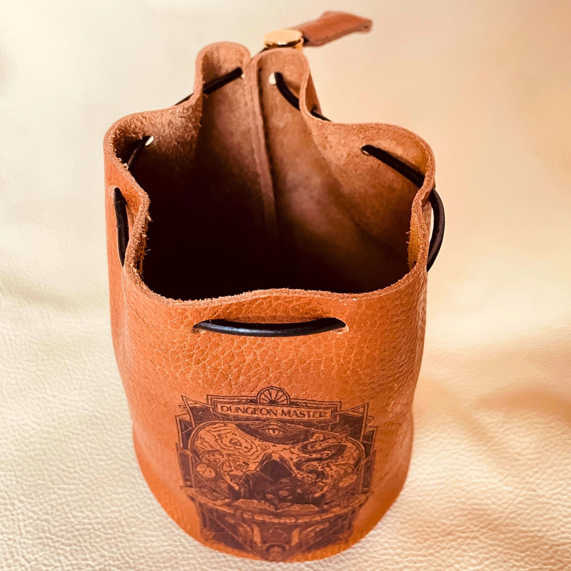 SteamVoyage - sacchetto dadi in pelle marrone per Master di Dungeons and dragons con laccio in pelle per chiusura e incisione al laser