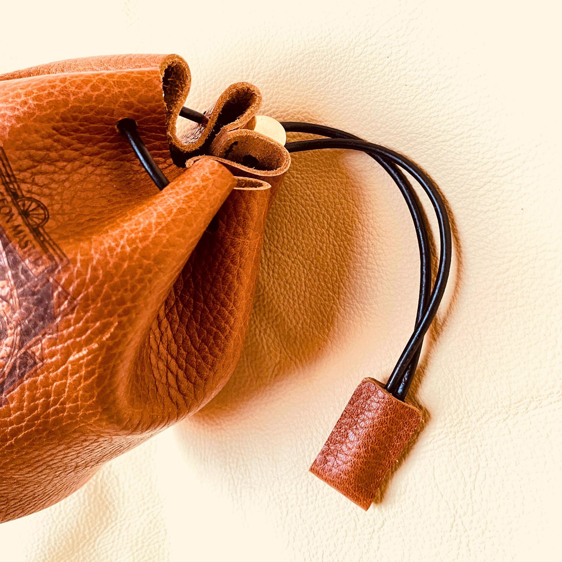 SteamVoyage - sacchetto dadi in pelle marrone per Master di Dungeons and dragons con laccio in pelle per chiusura e incisione al laser